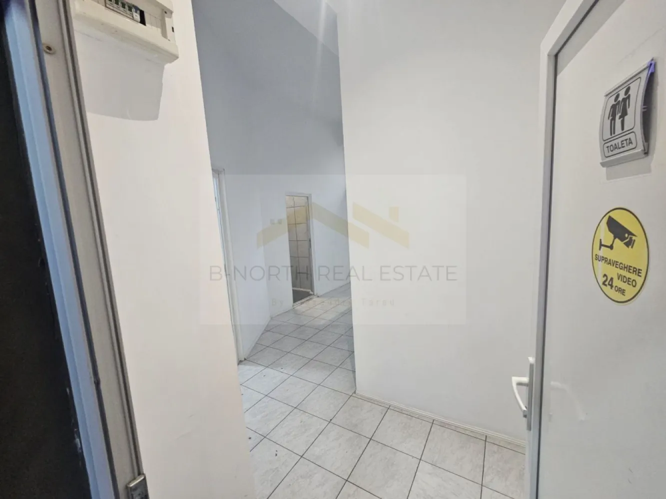 Spațiu comercial 110 mp, parter, vitrină, vizibilitate DN1, Otopeni - B-North Real Estate vă prezintă spre închiriere un spațiu comercial cu vizibilitate foarte bună din DN1, situat în Otopeni, pe Șoseaua București–Ploiești, în imediata apropiere de Banca Transilvania.

Spațiul este amplasat la parterul unui imobil și are o suprafață utilă de 110 mp, fiind potrivit pentru activități comerciale, birouri, servicii sau showroom.

Un avantaj important al proprietății este poziționarea vizibilă din DN1, într-o zonă cu trafic auto, cu vitrină generoasă, acces direct din exterior și locuri de parcare disponibile în fața spațiului. Amplasarea lângă Banca Transilvania oferă un reper foarte bun pentru clienți și crește vizibilitatea comercială a spațiului.

Compartimentarea actuală este practică și permite adaptarea în funcție de activitatea viitorului chiriaș. Spațiul dispune de zonă principală, birouri/încăperi secundare, holuri și grupuri sanitare.

Potrivit pentru:
showroom;
birouri / sediu firmă;
cabinet;
salon;
agenție;
servicii;
contabilitate / consultanță;
activități comerciale ușoare;
punct de lucru cu acces pentru public.
Avantaje principale:
110 mp utili;
vizibilitate foarte bună din DN1;
situat lângă Banca Transilvania;
vitrină stradală;
parter cu acces direct;
parcări în fața spațiului;
zonă cu trafic auto;
acces rapid către Aeroportul Otopeni, Băneasa și București;
compartimentare flexibilă;
posibilitate de amenajare în funcție de activitatea chiriașului.

Proprietatea reprezintă o oportunitate foarte bună pentru o firmă care caută un spațiu vizibil, ușor accesibil și bine poziționat în Otopeni, cu expunere către una dintre cele mai circulate artere din nordul Bucureștiului.

Pentru informații suplimentare sau pentru programarea unei vizionări, vă rugăm să contactați B-North Real Estate.