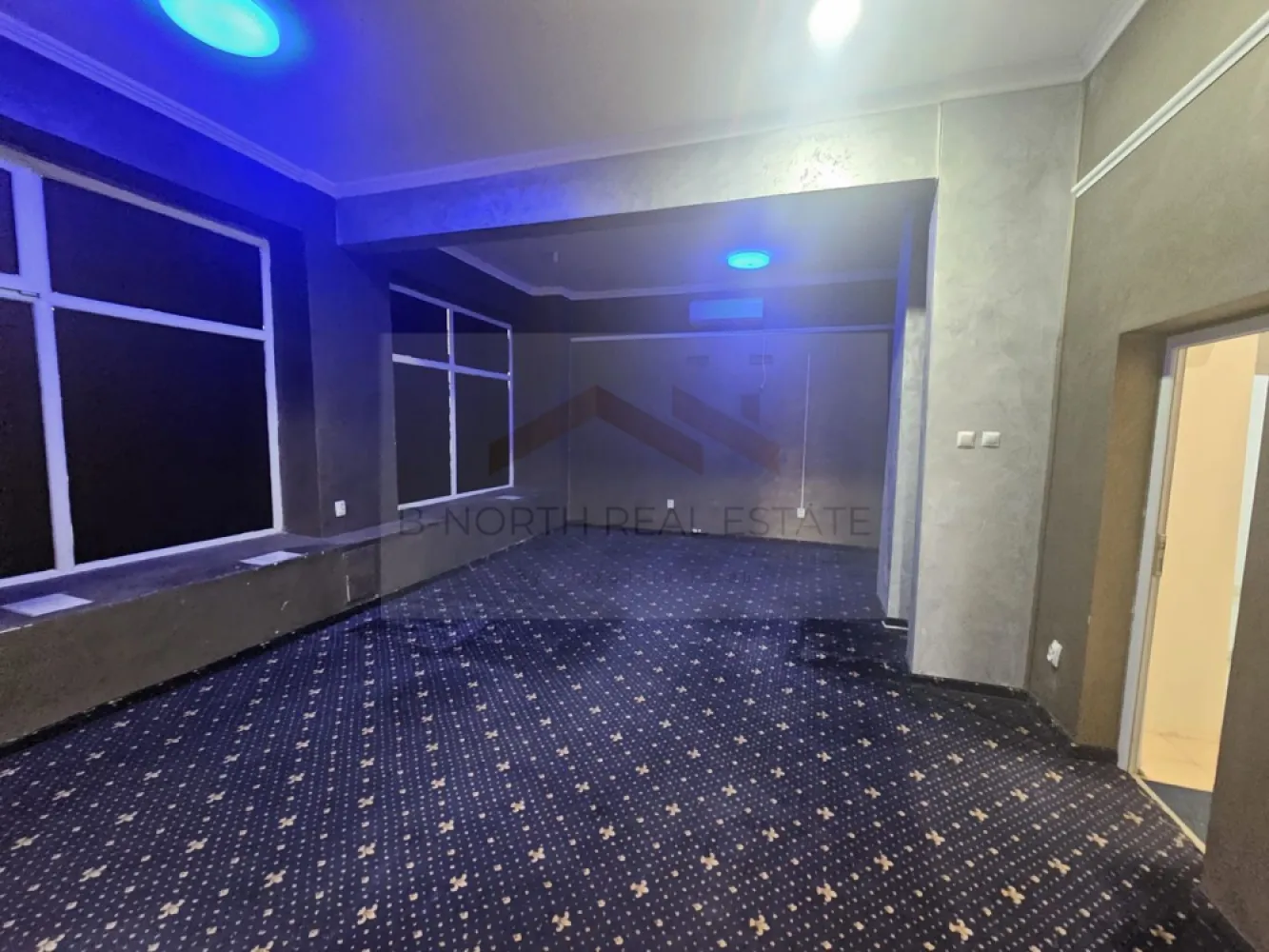Spațiu comercial 110 mp, parter, vitrină, vizibilitate DN1, Otopeni - B-North Real Estate vă prezintă spre închiriere un spațiu comercial cu vizibilitate foarte bună din DN1, situat în Otopeni, pe Șoseaua București–Ploiești, în imediata apropiere de Banca Transilvania.

Spațiul este amplasat la parterul unui imobil și are o suprafață utilă de 110 mp, fiind potrivit pentru activități comerciale, birouri, servicii sau showroom.

Un avantaj important al proprietății este poziționarea vizibilă din DN1, într-o zonă cu trafic auto, cu vitrină generoasă, acces direct din exterior și locuri de parcare disponibile în fața spațiului. Amplasarea lângă Banca Transilvania oferă un reper foarte bun pentru clienți și crește vizibilitatea comercială a spațiului.

Compartimentarea actuală este practică și permite adaptarea în funcție de activitatea viitorului chiriaș. Spațiul dispune de zonă principală, birouri/încăperi secundare, holuri și grupuri sanitare.

Potrivit pentru:
showroom;
birouri / sediu firmă;
cabinet;
salon;
agenție;
servicii;
contabilitate / consultanță;
activități comerciale ușoare;
punct de lucru cu acces pentru public.
Avantaje principale:
110 mp utili;
vizibilitate foarte bună din DN1;
situat lângă Banca Transilvania;
vitrină stradală;
parter cu acces direct;
parcări în fața spațiului;
zonă cu trafic auto;
acces rapid către Aeroportul Otopeni, Băneasa și București;
compartimentare flexibilă;
posibilitate de amenajare în funcție de activitatea chiriașului.

Proprietatea reprezintă o oportunitate foarte bună pentru o firmă care caută un spațiu vizibil, ușor accesibil și bine poziționat în Otopeni, cu expunere către una dintre cele mai circulate artere din nordul Bucureștiului.

Pentru informații suplimentare sau pentru programarea unei vizionări, vă rugăm să contactați B-North Real Estate.