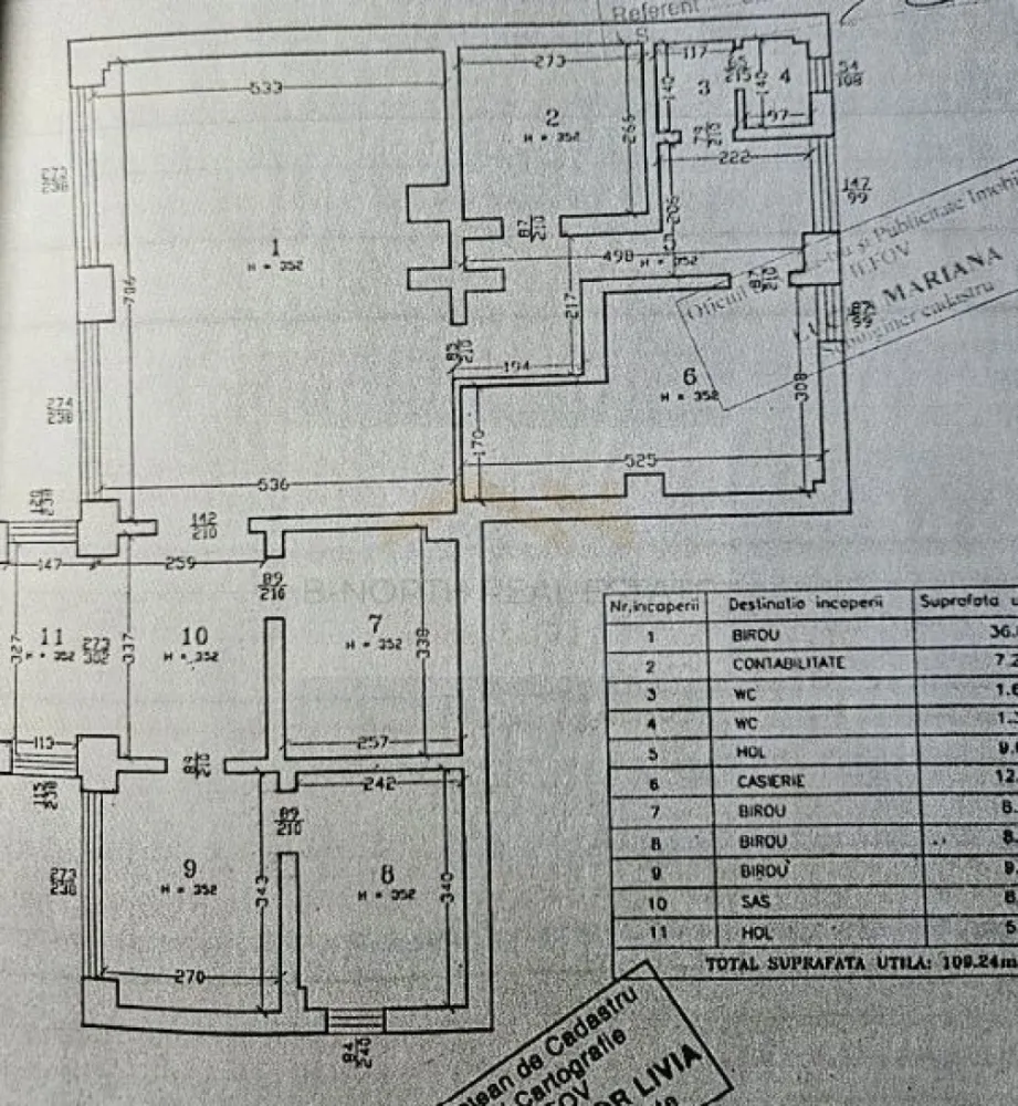 Spațiu comercial 110 mp, parter, vitrină, vizibilitate DN1, Otopeni - B-North Real Estate vă prezintă spre închiriere un spațiu comercial cu vizibilitate foarte bună din DN1, situat în Otopeni, pe Șoseaua București–Ploiești, în imediata apropiere de Banca Transilvania.

Spațiul este amplasat la parterul unui imobil și are o suprafață utilă de 110 mp, fiind potrivit pentru activități comerciale, birouri, servicii sau showroom.

Un avantaj important al proprietății este poziționarea vizibilă din DN1, într-o zonă cu trafic auto, cu vitrină generoasă, acces direct din exterior și locuri de parcare disponibile în fața spațiului. Amplasarea lângă Banca Transilvania oferă un reper foarte bun pentru clienți și crește vizibilitatea comercială a spațiului.

Compartimentarea actuală este practică și permite adaptarea în funcție de activitatea viitorului chiriaș. Spațiul dispune de zonă principală, birouri/încăperi secundare, holuri și grupuri sanitare.

Potrivit pentru:
showroom;
birouri / sediu firmă;
cabinet;
salon;
agenție;
servicii;
contabilitate / consultanță;
activități comerciale ușoare;
punct de lucru cu acces pentru public.
Avantaje principale:
110 mp utili;
vizibilitate foarte bună din DN1;
situat lângă Banca Transilvania;
vitrină stradală;
parter cu acces direct;
parcări în fața spațiului;
zonă cu trafic auto;
acces rapid către Aeroportul Otopeni, Băneasa și București;
compartimentare flexibilă;
posibilitate de amenajare în funcție de activitatea chiriașului.

Proprietatea reprezintă o oportunitate foarte bună pentru o firmă care caută un spațiu vizibil, ușor accesibil și bine poziționat în Otopeni, cu expunere către una dintre cele mai circulate artere din nordul Bucureștiului.

Pentru informații suplimentare sau pentru programarea unei vizionări, vă rugăm să contactați B-North Real Estate.