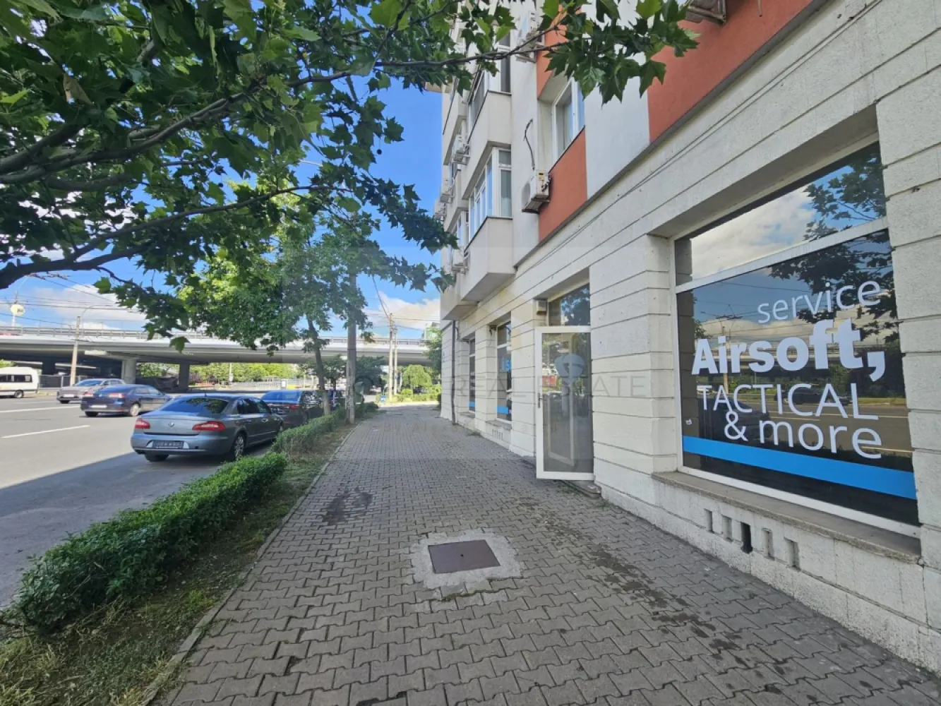 Spațiu comercial 216 mp, vitrină stradală, Calea Griviței – Pod Basarab - B-North Real Estate vă prezintă spre închiriere un spațiu comercial generos, situat pe Calea Griviței, în zona Pod Basarab / Gara de Nord, cu vizibilitate foarte bună, vitrină stradală și acces direct din exterior.

Spațiul are o suprafață utilă de aproximativ 216 mp și este amplasat la parterul unui imobil, într-o zonă cu trafic auto și pietonal, acces facil către Pod Basarab, Gara de Nord, Bulevardul Nicolae Titulescu, Piața Victoriei și zona centrală a Bucureștiului.

Proprietatea beneficiază de vitrine generoase la stradă, acces direct pentru clienți și o compartimentare flexibilă, cu zonă open space amplă și încăperi secundare, fiind potrivită pentru multiple tipuri de activități comerciale sau de servicii.

Spațiul a fost utilizat anterior pentru activitate de tip showroom / service, iar configurația actuală permite adaptarea rapidă pentru diverse businessuri.

Potrivit pentru:
showroom;
magazin specializat;
birouri / sediu firmă;
clinică / cabinet medical;
centru educațional / training;
salon / servicii beauty;
pet shop;
servicii cu public;
activități comerciale;
centru operațional sau punct de lucru.
Avantaje principale:
aprox. 220 mp utili;
parter cu acces direct;
vitrină stradală generoasă;
vizibilitate bună din Calea Griviței;
zonă cu trafic auto și pietonal;
spațiu open space amplu;
compartimentare flexibilă;
potrivit pentru activități comerciale, servicii sau birouri;
acces rapid către Pod Basarab, Gara de Nord, Titulescu și Piața Victoriei;
posibilitate de amenajare în funcție de activitatea chiriașului.

Spațiul reprezintă o oportunitate foarte bună pentru o firmă care caută o locație vizibilă, cu suprafață generoasă, acces facil și expunere într-o zonă cunoscută a Bucureștiului.

Pentru informații suplimentare sau pentru programarea unei vizionări, vă rugăm să contactați B-North Real Estate.