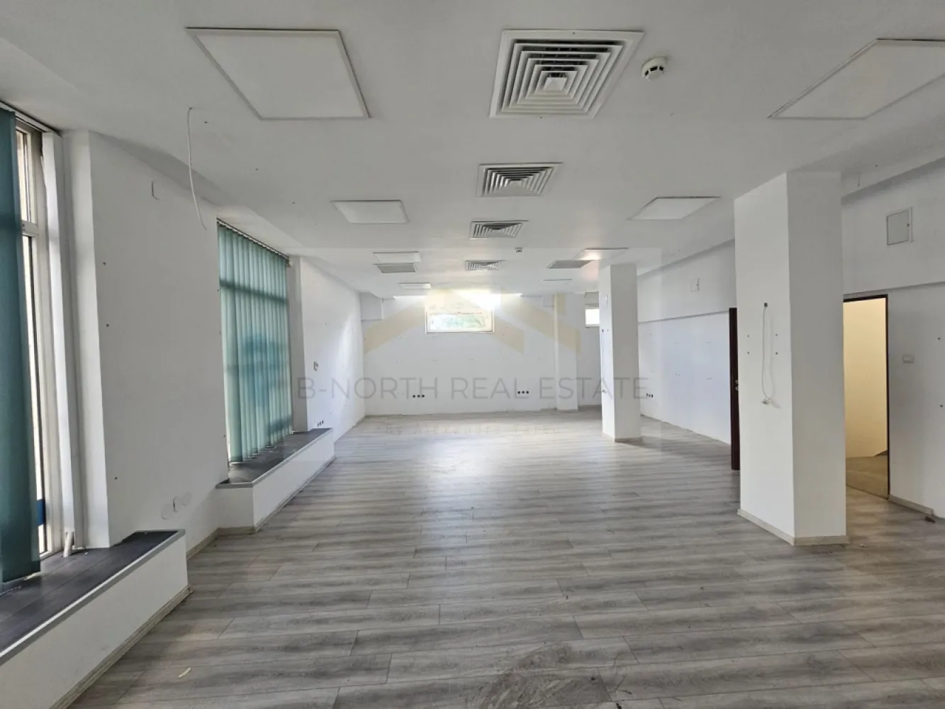 Spațiu comercial 216 mp, vitrină stradală, Calea Griviței – Pod Basarab - B-North Real Estate vă prezintă spre închiriere un spațiu comercial generos, situat pe Calea Griviței, în zona Pod Basarab / Gara de Nord, cu vizibilitate foarte bună, vitrină stradală și acces direct din exterior.

Spațiul are o suprafață utilă de aproximativ 216 mp și este amplasat la parterul unui imobil, într-o zonă cu trafic auto și pietonal, acces facil către Pod Basarab, Gara de Nord, Bulevardul Nicolae Titulescu, Piața Victoriei și zona centrală a Bucureștiului.

Proprietatea beneficiază de vitrine generoase la stradă, acces direct pentru clienți și o compartimentare flexibilă, cu zonă open space amplă și încăperi secundare, fiind potrivită pentru multiple tipuri de activități comerciale sau de servicii.

Spațiul a fost utilizat anterior pentru activitate de tip showroom / service, iar configurația actuală permite adaptarea rapidă pentru diverse businessuri.

Potrivit pentru:
showroom;
magazin specializat;
birouri / sediu firmă;
clinică / cabinet medical;
centru educațional / training;
salon / servicii beauty;
pet shop;
servicii cu public;
activități comerciale;
centru operațional sau punct de lucru.
Avantaje principale:
aprox. 220 mp utili;
parter cu acces direct;
vitrină stradală generoasă;
vizibilitate bună din Calea Griviței;
zonă cu trafic auto și pietonal;
spațiu open space amplu;
compartimentare flexibilă;
potrivit pentru activități comerciale, servicii sau birouri;
acces rapid către Pod Basarab, Gara de Nord, Titulescu și Piața Victoriei;
posibilitate de amenajare în funcție de activitatea chiriașului.

Spațiul reprezintă o oportunitate foarte bună pentru o firmă care caută o locație vizibilă, cu suprafață generoasă, acces facil și expunere într-o zonă cunoscută a Bucureștiului.

Pentru informații suplimentare sau pentru programarea unei vizionări, vă rugăm să contactați B-North Real Estate.
