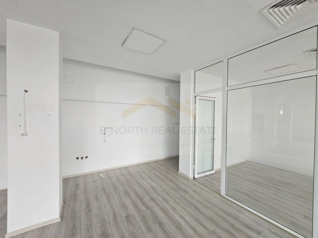 Spațiu comercial 216 mp, vitrină stradală, Calea Griviței – Pod Basarab - B-North Real Estate vă prezintă spre închiriere un spațiu comercial generos, situat pe Calea Griviței, în zona Pod Basarab / Gara de Nord, cu vizibilitate foarte bună, vitrină stradală și acces direct din exterior.

Spațiul are o suprafață utilă de aproximativ 216 mp și este amplasat la parterul unui imobil, într-o zonă cu trafic auto și pietonal, acces facil către Pod Basarab, Gara de Nord, Bulevardul Nicolae Titulescu, Piața Victoriei și zona centrală a Bucureștiului.

Proprietatea beneficiază de vitrine generoase la stradă, acces direct pentru clienți și o compartimentare flexibilă, cu zonă open space amplă și încăperi secundare, fiind potrivită pentru multiple tipuri de activități comerciale sau de servicii.

Spațiul a fost utilizat anterior pentru activitate de tip showroom / service, iar configurația actuală permite adaptarea rapidă pentru diverse businessuri.

Potrivit pentru:
showroom;
magazin specializat;
birouri / sediu firmă;
clinică / cabinet medical;
centru educațional / training;
salon / servicii beauty;
pet shop;
servicii cu public;
activități comerciale;
centru operațional sau punct de lucru.
Avantaje principale:
aprox. 220 mp utili;
parter cu acces direct;
vitrină stradală generoasă;
vizibilitate bună din Calea Griviței;
zonă cu trafic auto și pietonal;
spațiu open space amplu;
compartimentare flexibilă;
potrivit pentru activități comerciale, servicii sau birouri;
acces rapid către Pod Basarab, Gara de Nord, Titulescu și Piața Victoriei;
posibilitate de amenajare în funcție de activitatea chiriașului.

Spațiul reprezintă o oportunitate foarte bună pentru o firmă care caută o locație vizibilă, cu suprafață generoasă, acces facil și expunere într-o zonă cunoscută a Bucureștiului.

Pentru informații suplimentare sau pentru programarea unei vizionări, vă rugăm să contactați B-North Real Estate.