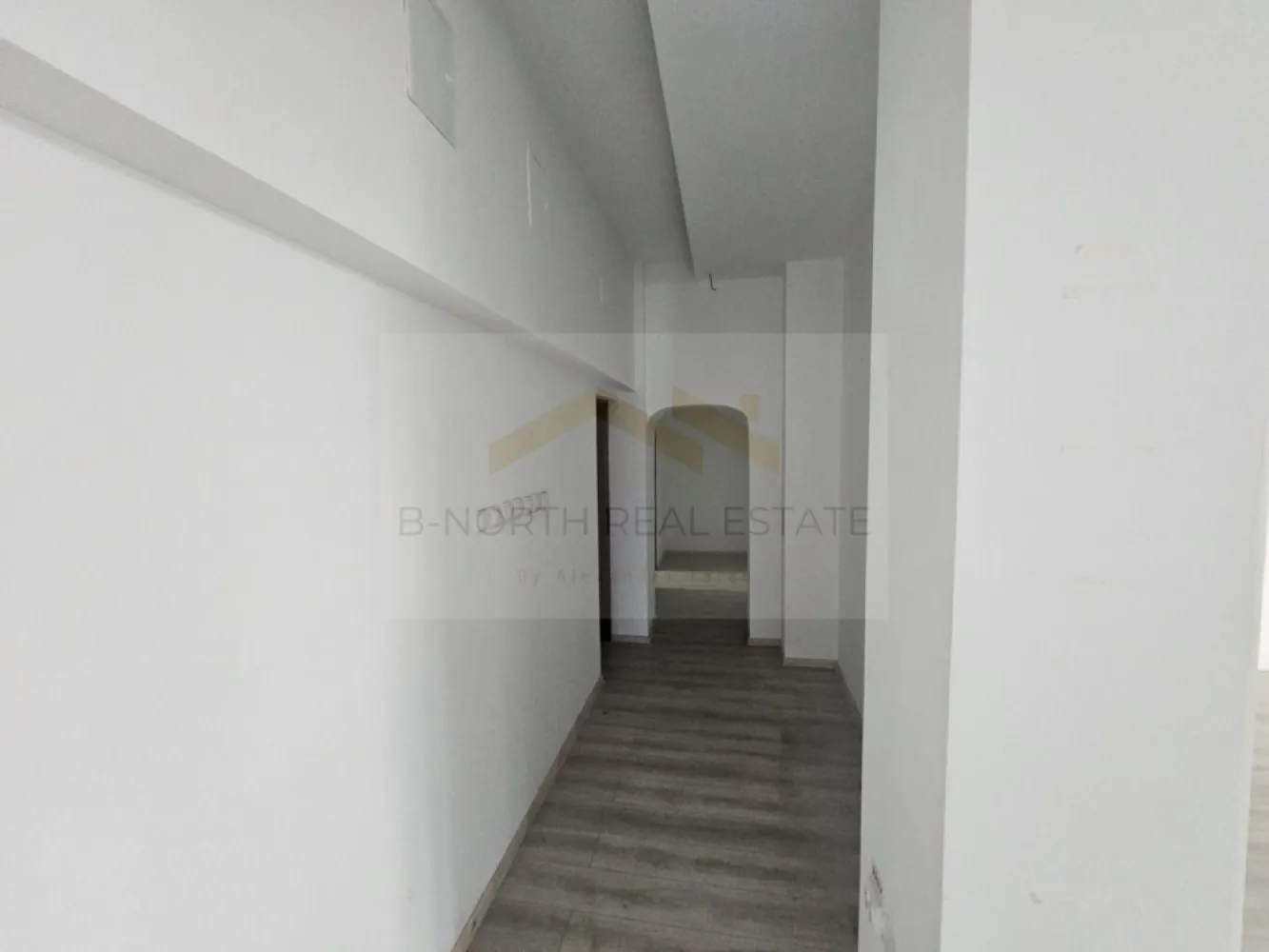 Spațiu comercial 216 mp, vitrină stradală, Calea Griviței – Pod Basarab - B-North Real Estate vă prezintă spre închiriere un spațiu comercial generos, situat pe Calea Griviței, în zona Pod Basarab / Gara de Nord, cu vizibilitate foarte bună, vitrină stradală și acces direct din exterior.

Spațiul are o suprafață utilă de aproximativ 216 mp și este amplasat la parterul unui imobil, într-o zonă cu trafic auto și pietonal, acces facil către Pod Basarab, Gara de Nord, Bulevardul Nicolae Titulescu, Piața Victoriei și zona centrală a Bucureștiului.

Proprietatea beneficiază de vitrine generoase la stradă, acces direct pentru clienți și o compartimentare flexibilă, cu zonă open space amplă și încăperi secundare, fiind potrivită pentru multiple tipuri de activități comerciale sau de servicii.

Spațiul a fost utilizat anterior pentru activitate de tip showroom / service, iar configurația actuală permite adaptarea rapidă pentru diverse businessuri.

Potrivit pentru:
showroom;
magazin specializat;
birouri / sediu firmă;
clinică / cabinet medical;
centru educațional / training;
salon / servicii beauty;
pet shop;
servicii cu public;
activități comerciale;
centru operațional sau punct de lucru.
Avantaje principale:
aprox. 220 mp utili;
parter cu acces direct;
vitrină stradală generoasă;
vizibilitate bună din Calea Griviței;
zonă cu trafic auto și pietonal;
spațiu open space amplu;
compartimentare flexibilă;
potrivit pentru activități comerciale, servicii sau birouri;
acces rapid către Pod Basarab, Gara de Nord, Titulescu și Piața Victoriei;
posibilitate de amenajare în funcție de activitatea chiriașului.

Spațiul reprezintă o oportunitate foarte bună pentru o firmă care caută o locație vizibilă, cu suprafață generoasă, acces facil și expunere într-o zonă cunoscută a Bucureștiului.

Pentru informații suplimentare sau pentru programarea unei vizionări, vă rugăm să contactați B-North Real Estate.