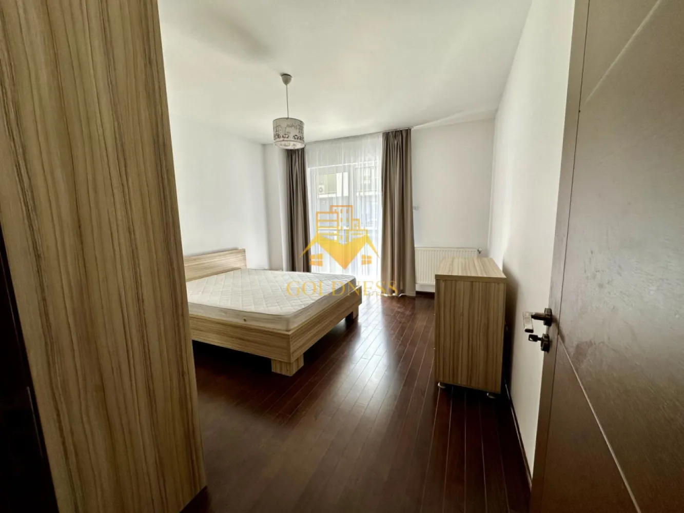 3 camere, Cartierul Buna ziua, Grand Hotel Italia, Calea Turzii, Lidl - GOLDNESS Imobiliare vă propune spre închiriere un apartament cu 3 camere complet mobilat și utilat, la etajul 1 într-un imobil de 6 etaje, în Cartierul Buna ziua.
Dispune de loc de parcare subteran.
Se află în apropierea stațiilor de transport în comun, magazine, restaurante, spații verzi, farmacii, etc. 

Apartamentul este compartimentat astfel:
 - 2 dormitoare cu pat matrimonial, dressing, noptiere
 - living 
 - bucatarie open space complet utilată și mobilată, canapea extensibilă, loc de servit masa 
 - baie cu cabina de dus, calorifer port prosop și dulap pentru depozitare.
 - baia principală este dotată cu vană cu hidromasaj.
 - terasa de 10 mp.

Imobilul este dotat cu toate cele necesare- centrală pe imobil, frigider, aragaz, hotă, mașină de spălat haine, etc. 

Dacă sunteți interesați de acest apartament și doriți să îl vizionați, dar și pentru alte oferte nu ezitați să ne contactați telefonic sau prin e-mail. Vă stăm la dispoziție!
Pentru intermediere se percepe un comision de 50% din prețul chiriei!