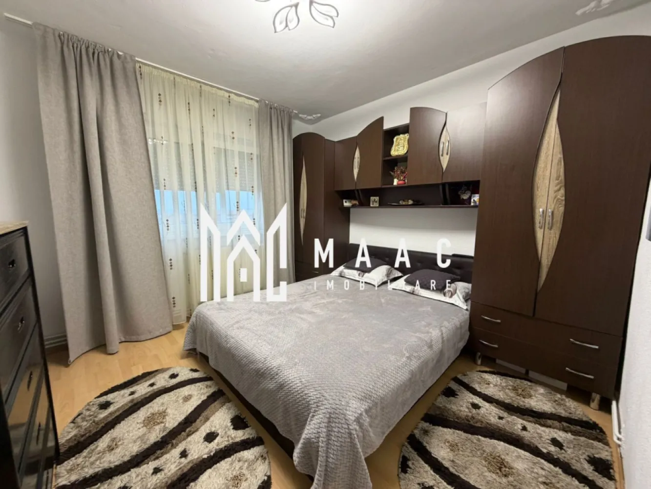 Apartament 2 camere | Decomandat | Renovat | Vasile Aaron - MAAC Imobiliare vă propune spre vânzare un apartament decomandat cu 2 camere, situat la etajul 4 al unui bloc de apartamente construit în anul 1980, într-o zonă accesibilă și bine conectată din Sibiu. Proprietatea este ideală pentru cei care caută un apartament modern, confortabil și pregătit pentru mutare imediată, beneficiind de spații bine compartimentate și finisaje moderne realizate în anul 2023.

Apartamentul dispune de o suprafață utilă de 54 mp și o suprafață construită de 75 mp, oferind un spațiu generos și funcțional atât pentru locuit, cât și pentru investiție. Compartimentarea decomandată asigură confort și intimitate, iar poziționarea într-o zonă liniștită și convenabilă contribuie la un stil de viață relaxat și acces facil către principalele puncte de interes ale orașului.

Compartimentare:
-Living
-Dormitor
-Bucătărie
-Baie
-Hol

Caracteristici și beneficii:
-Compartimentare decomandată
-Suprafață utilă: 54 mp
-Suprafață construită: 75 mp
-Apartament finisat modern în 2023
-Etaj 4
-Bloc construit în 1980
-Confort 1
-Imobil finalizat
-Spații luminoase și bine organizate
-Pregătit pentru mutare imediată
-Ideal pentru locuit sau investiție

Proprietatea reprezintă o oportunitate excelentă pentru persoanele care își doresc un apartament cu 2 camere în Sibiu, într-o zonă bine conectată și apreciată, cu acces rapid către magazine, mijloace de transport și alte facilități importante ale orașului.

Pentru detalii suplimentare sau programarea unei vizionări, vă rugăm să specificați telefonic CP2995549.