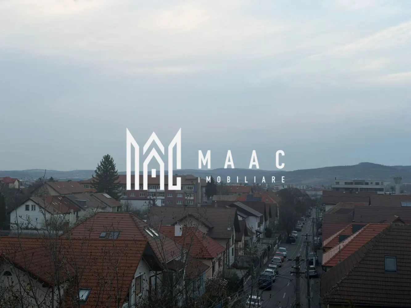 Apartament 2 camere | Decomandat | Renovat | Vasile Aaron - MAAC Imobiliare vă propune spre vânzare un apartament decomandat cu 2 camere, situat la etajul 4 al unui bloc de apartamente construit în anul 1980, într-o zonă accesibilă și bine conectată din Sibiu. Proprietatea este ideală pentru cei care caută un apartament modern, confortabil și pregătit pentru mutare imediată, beneficiind de spații bine compartimentate și finisaje moderne realizate în anul 2023.

Apartamentul dispune de o suprafață utilă de 54 mp și o suprafață construită de 75 mp, oferind un spațiu generos și funcțional atât pentru locuit, cât și pentru investiție. Compartimentarea decomandată asigură confort și intimitate, iar poziționarea într-o zonă liniștită și convenabilă contribuie la un stil de viață relaxat și acces facil către principalele puncte de interes ale orașului.

Compartimentare:
-Living
-Dormitor
-Bucătărie
-Baie
-Hol

Caracteristici și beneficii:
-Compartimentare decomandată
-Suprafață utilă: 54 mp
-Suprafață construită: 75 mp
-Apartament finisat modern în 2023
-Etaj 4
-Bloc construit în 1980
-Confort 1
-Imobil finalizat
-Spații luminoase și bine organizate
-Pregătit pentru mutare imediată
-Ideal pentru locuit sau investiție

Proprietatea reprezintă o oportunitate excelentă pentru persoanele care își doresc un apartament cu 2 camere în Sibiu, într-o zonă bine conectată și apreciată, cu acces rapid către magazine, mijloace de transport și alte facilități importante ale orașului.

Pentru detalii suplimentare sau programarea unei vizionări, vă rugăm să specificați telefonic CP2995549.