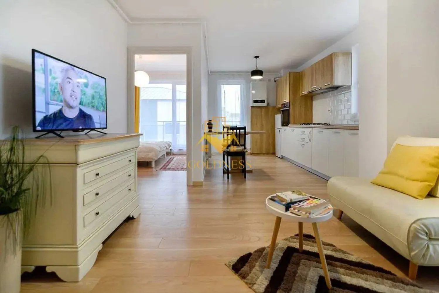 2 camere, Marasti, Zona Dorobantilor, FSEGA, Gheorgheni, Iulius Mall - GOLDNESS Imobiliare vă propune spre închiriere un apartament cu 2 camere complet mobilat și utilat, la etajul 3 într-un imobil de 4 etaje, în Cartierul Marasti.
Se află în apropierea stațiilor de transport în comun, magazine, restaurante, spații verzi, farmacii, etc. 

Apartamentul este compartimentat astfel:
 - dormitor cu pat matrimonial, dressing, noptiere
 - living cu bucatarie open space complet utilată și mobilată, canapea extensibilă, loc de servit masa 
 - baie cu cada, calorifer port prosop și dulap pentru depozitare.
 - 2 terase de aprox. 10 mp.

Imobilul este dotat cu toate cele necesare- centrală proprie, frigider, aragaz, hotă, mașină de spălat haine, etc. 

Dacă sunteți interesați de acest apartament și doriți să îl vizionați, dar și pentru alte oferte nu ezitați să ne contactați telefonic sau prin e-mail. Vă stăm la dispoziție!
Pentru intermediere se percepe un comision de 50% din prețul chiriei!
