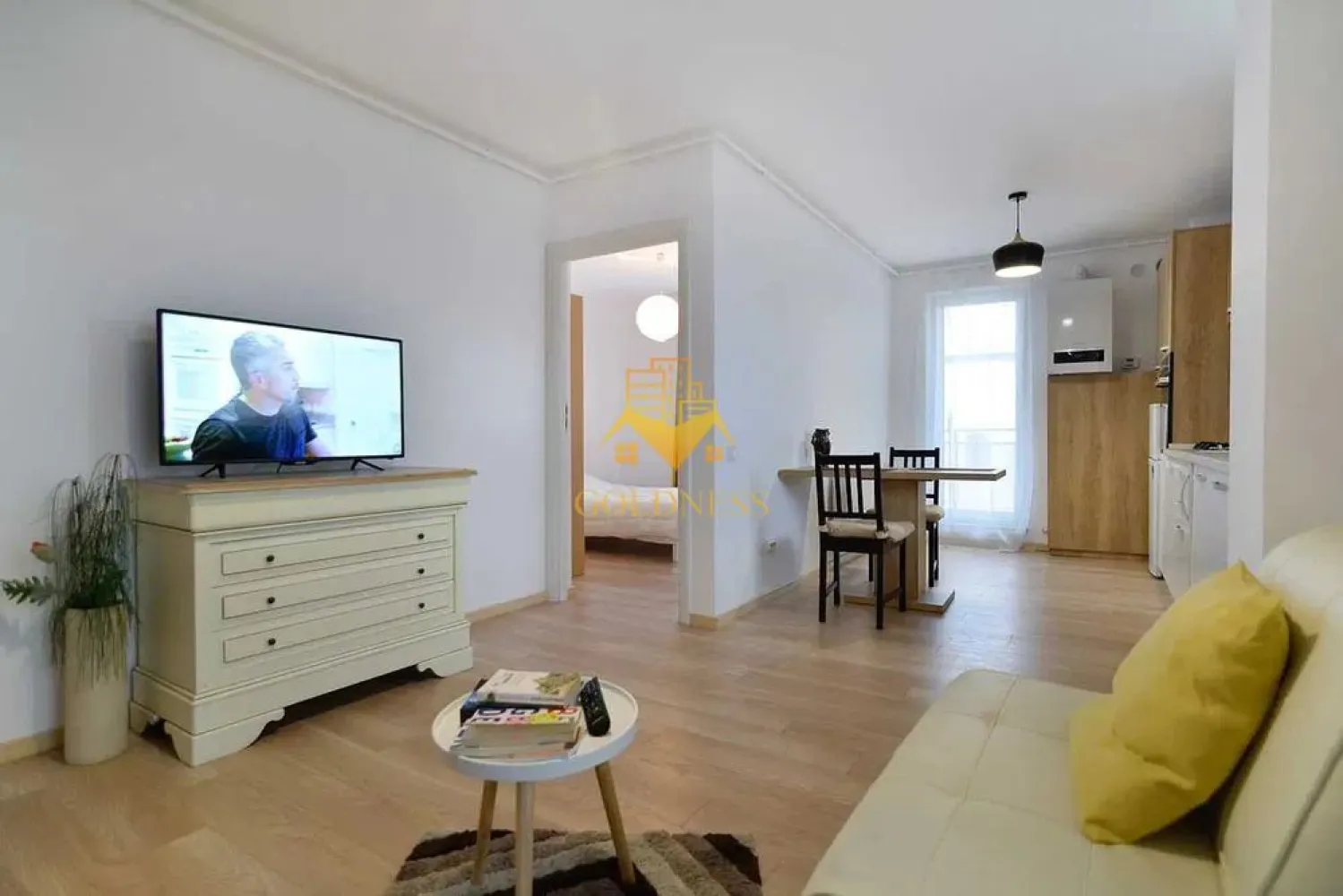 2 camere, Marasti, Zona Dorobantilor, FSEGA, Gheorgheni, Iulius Mall - GOLDNESS Imobiliare vă propune spre închiriere un apartament cu 2 camere complet mobilat și utilat, la etajul 3 într-un imobil de 4 etaje, în Cartierul Marasti.
Se află în apropierea stațiilor de transport în comun, magazine, restaurante, spații verzi, farmacii, etc. 

Apartamentul este compartimentat astfel:
 - dormitor cu pat matrimonial, dressing, noptiere
 - living cu bucatarie open space complet utilată și mobilată, canapea extensibilă, loc de servit masa 
 - baie cu cada, calorifer port prosop și dulap pentru depozitare.
 - 2 terase de aprox. 10 mp.

Imobilul este dotat cu toate cele necesare- centrală proprie, frigider, aragaz, hotă, mașină de spălat haine, etc. 

Dacă sunteți interesați de acest apartament și doriți să îl vizionați, dar și pentru alte oferte nu ezitați să ne contactați telefonic sau prin e-mail. Vă stăm la dispoziție!
Pentru intermediere se percepe un comision de 50% din prețul chiriei!