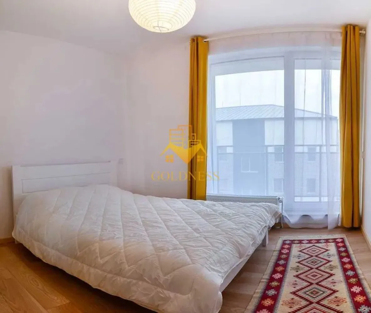 2 camere, Marasti, Zona Dorobantilor, FSEGA, Gheorgheni, Iulius Mall - GOLDNESS Imobiliare vă propune spre închiriere un apartament cu 2 camere complet mobilat și utilat, la etajul 3 într-un imobil de 4 etaje, în Cartierul Marasti.
Se află în apropierea stațiilor de transport în comun, magazine, restaurante, spații verzi, farmacii, etc. 

Apartamentul este compartimentat astfel:
 - dormitor cu pat matrimonial, dressing, noptiere
 - living cu bucatarie open space complet utilată și mobilată, canapea extensibilă, loc de servit masa 
 - baie cu cada, calorifer port prosop și dulap pentru depozitare.
 - 2 terase de aprox. 10 mp.

Imobilul este dotat cu toate cele necesare- centrală proprie, frigider, aragaz, hotă, mașină de spălat haine, etc. 

Dacă sunteți interesați de acest apartament și doriți să îl vizionați, dar și pentru alte oferte nu ezitați să ne contactați telefonic sau prin e-mail. Vă stăm la dispoziție!
Pentru intermediere se percepe un comision de 50% din prețul chiriei!