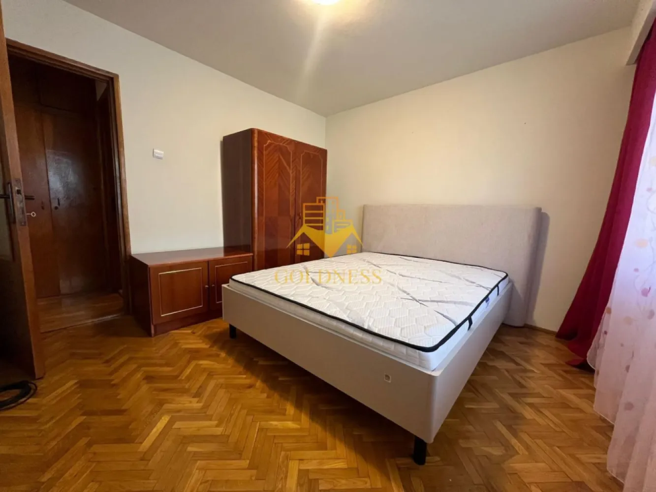 4 camere, mobilat clasic, garaj, boxa, Zorilor Zona UMF,Louis Pasteur - GOLDNESS Imobiliare vă propune spre închiriere un apartament cu 4 camere complet mobilat și utilat, la etajul 3 într-un imobil 4 etaje, în Cartierul Zorilor. 
Se află în apropierea stațiilor de transport în comun, magazine, restaurante, spații verzi, farmacii, etc. 

Apartamentul este compartimentat astfel:
3 dormitoare mobilate clasic
1 living mobilat utilat, TV
2 bai
1 balcon
Se mobileaza la cerere!
Imobilul este dotat cu toate cele necesare- centrală proprie, frigider, aragaz, hotă, mașină de spălat haine, etc. 

Dacă sunteți interesați de acest apartament și doriți să îl vizionați, dar și pentru alte oferte nu ezitați să ne contactați telefonic sau prin e-mail. Vă stăm la dispoziție!
Pentru intermediere se percepe un comision de 50% din prețul chiriei!