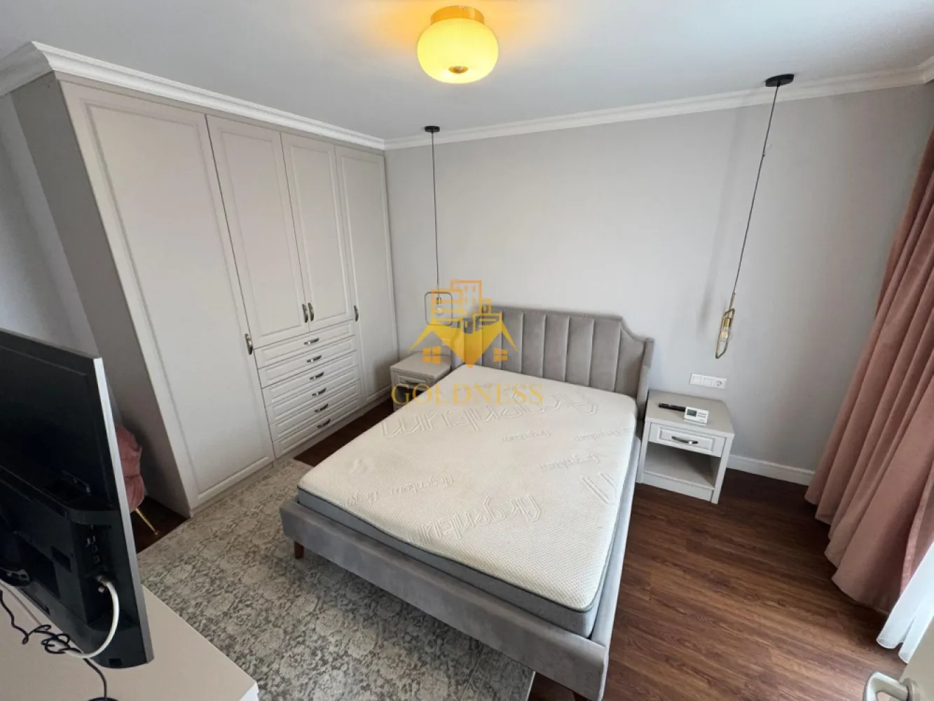 2 camere, lux, bloc nou, parcare, AC, Andrei Muresanu zona Mega Image - GOLDNESS Imobiliare vă propune spre închiriere un apartament cu 2 camere complet mobilat și utilat, la etajul 7 într-un imobil de 7 etaje, în cartierul Andrei Muresanu. Apartamentul este compartimentat astfel:
 - dormitor cu pat matrimonial, dressing, noptiere
 - living cu bucatarie open-space complet utilată, canapea extensibla, loc de servit masa 
 - baie cu cabina de dus, calorifer port prosop inox și dulap pentru depozitare.

Imobilul este dotat cu toate cele necesare- centrală proprie, mașină de spălat haine, frigider, plită electrică, hotă, TV, etc. 
Se află în apropierea stațiilor de transport în comun, magazine, restaurante, spații verzi, farmacii, etc. 
Dispune de loc de parcare subterana!

Dacă sunteți interesați de acest apartament și doriți să îl vizionați, dar și pentru alte oferte sau detalii nu ezitați să ne contactați telefonic sau prin e-mail - goldnessimobiliare@gmail.com. Vă stăm la dispoziție!