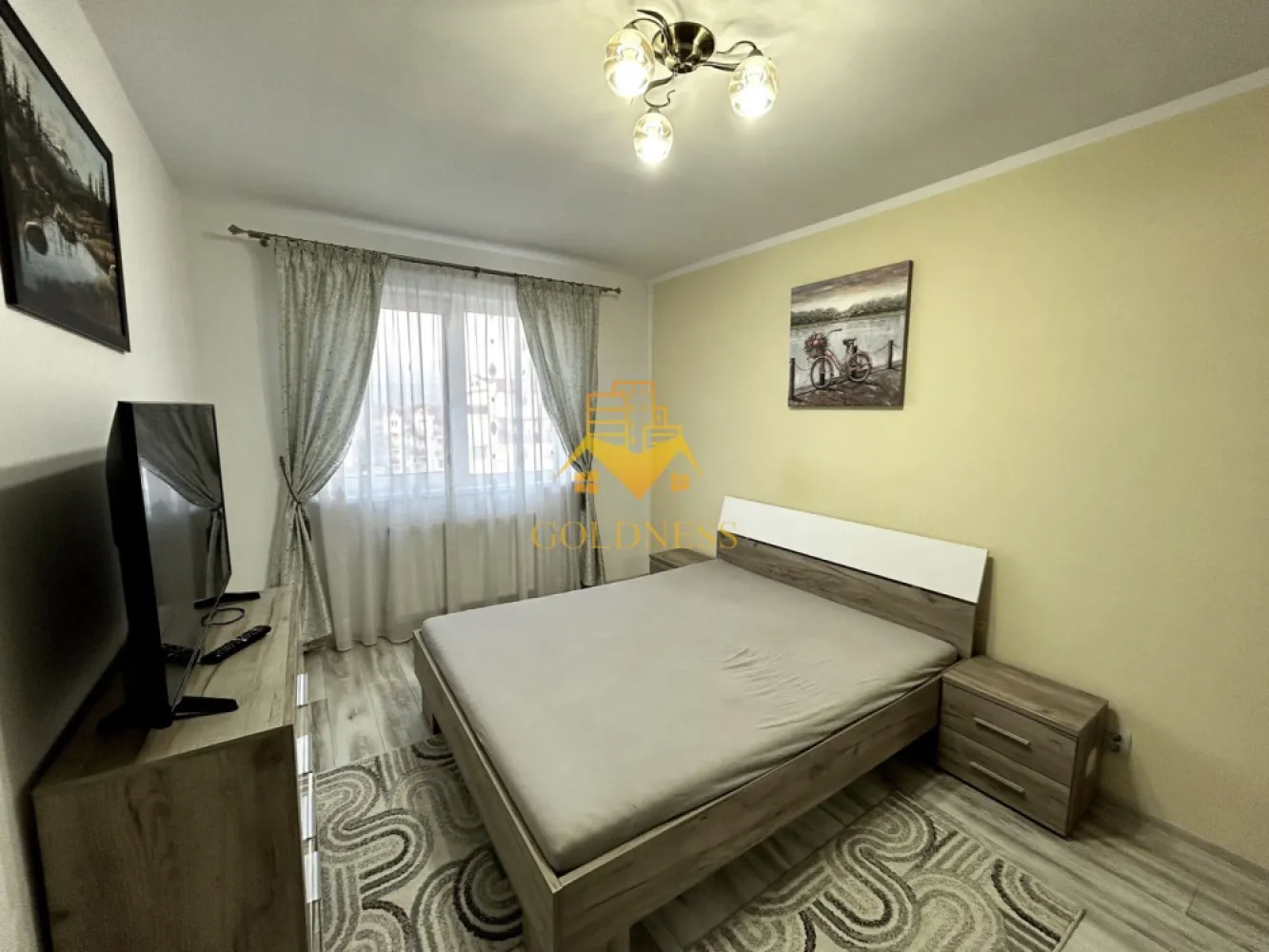 3 camere open space, Parcare, Modern, Eroilor, Storia Cucina, Floresti - GOLDNESS Imobiliare vă propune spre închiriere un apartament cu 3 camere complet mobilat și utilat, la etajul 3 într-un imobil de 5 etaje, în cartierul Floresti. 
Dispune de parcare subterana!

Apartamentul este compartimentat astfel:
 - dormitor cu pat matrimonial, dressing, noptiere
 - dormitor cu pat matrimonial, dressing, noptiere
 - living cu bucatarie open-space complet utilată, canapea extensibla, loc de servit masa 
 - baie cu cada, calorifer port prosop inox și dulap pentru depozitare.
 - balcon de 5 mp.

Imobilul este dotat cu toate cele necesare- centrală proprie, frigider, aragaz, hotă, mașină de spălat haine, tv, etc. 

Dacă sunteți interesați de acest apartament și doriți să îl vizionați, dar și pentru alte oferte nu ezitați să ne contactați telefonic sau prin e-mail. Vă stăm la dispoziție!
Pentru intermediere se percepe un comision de 50% din prețul chiriei!