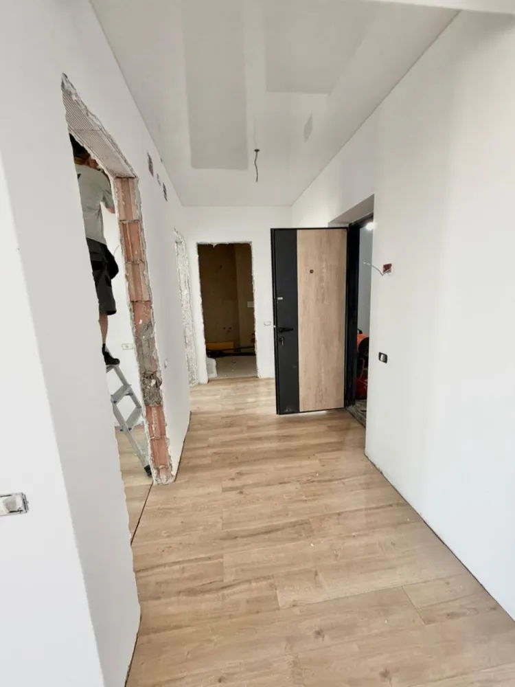 Apartament cu 2 camere iunie 2026 zona Militari Residence - **TVA inclus**

**COMISION 0%**

Descoperă un apartament modern cu 2 camere situat în Militari Residence, ideal pentru cei care își doresc confort, accesibilitate și un stil de viață relaxat.

Locuința este amplasată într-o zonă foarte bine dezvoltată, cu acces rapid către magazine, restaurante, supermarketuri, școli și mijloace de transport în comun.

Apartamentul impresionează prin:
• compartimentare practică și spații luminoase
• finisaje moderne și atent realizate
• balcon privat
• atmosferă confortabilă, potrivită atât pentru locuit, cât și pentru investiție

În plus, există posibilitatea achiziționării unui loc de parcare privat.

O alegere excelentă pentru cei care caută un apartament bine poziționat, într-un cartier aflat în continuă dezvoltare.