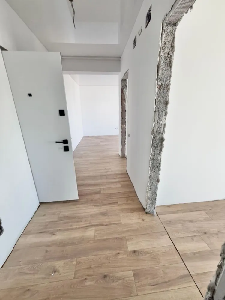 Apartament cu 2 camere iunie 2026 zona Militari Residence - **TVA inclus**

**COMISION 0%**

Descoperă un apartament modern cu 2 camere situat în Militari Residence, ideal pentru cei care își doresc confort, accesibilitate și un stil de viață relaxat.

Locuința este amplasată într-o zonă foarte bine dezvoltată, cu acces rapid către magazine, restaurante, supermarketuri, școli și mijloace de transport în comun.

Apartamentul impresionează prin:
• compartimentare practică și spații luminoase
• finisaje moderne și atent realizate
• balcon privat
• atmosferă confortabilă, potrivită atât pentru locuit, cât și pentru investiție

În plus, există posibilitatea achiziționării unui loc de parcare privat.

O alegere excelentă pentru cei care caută un apartament bine poziționat, într-un cartier aflat în continuă dezvoltare.