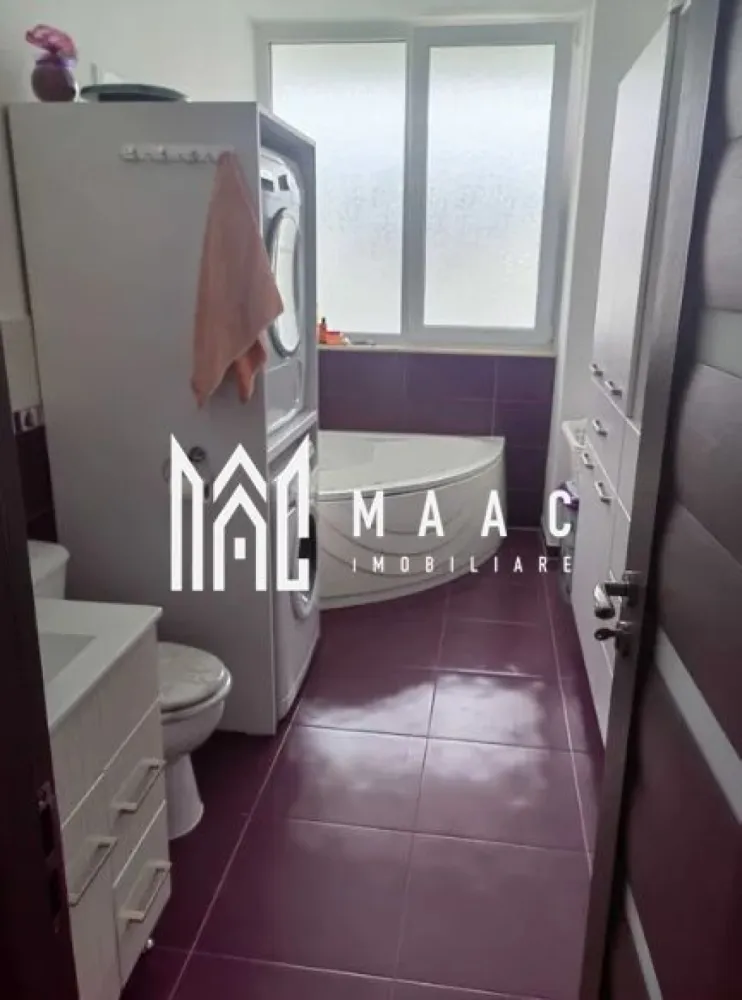 Apartament 2 camere | Decomandat | Terasa | Parcare | Zona Trunisor - MAAC Imobiliare ofera spre inchiriere apartament de 2 camere, complet mobilat si utilat, in zona Turnisor.

Locuinta decomandata, are suprafata utila de 60mp si este alcatuita din 2 dormitoare cu pat matrimonial (saltele noi) si SMART TV, bucatarie inchisa cu toate facilitatile, baie spatioasa cu geam mare, cada si uscator de rufe electric, hol si terasa cu zona de gratar si uscator de rufe.

Apartamentul are un loc de parcare propriu. Este situat in zona avantajoasa, fiind aproape de magazine, farmacii, la 10 minute de mers cu masina de centru/mall.

Se accepta cu animale de companie daca se achita 2 garantii in avans si se inchiriaza pe perioada minima de 12 luni.

Disponibilitate incepand cu data de 1 septembrie 2024.

Pentru mai multe detalii precizati telefonic ca ati vazut anuntul cu ID: CP2082528