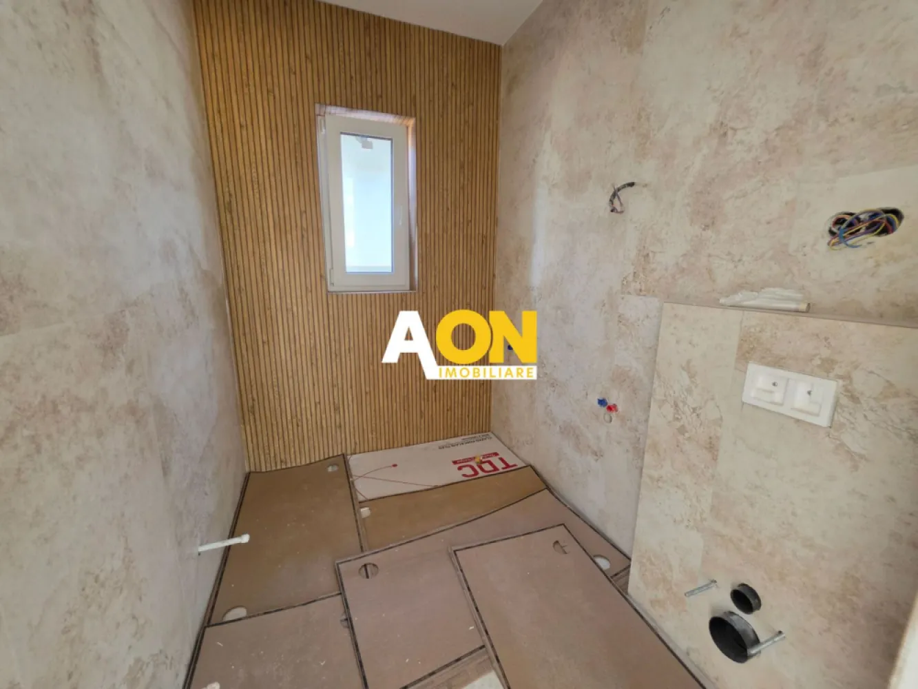Casa 4 Camere, 2 Bai, 610mp Teren Zona Alba Micesti - AON Imobiliare vă propune spre vânzare o casă individuală, pe un singur nivel, situată în zona Alba Micesti, pe un teren generos de 610 mp, cu deschidere la două străzi și toate utilitățile racordate.

Imobilul se predă la cheie, beneficiind de finisaje de calitate, gard împrejmuitor și curte amenajată – pregătit pentru mutare imediată.

Compartimentarea este eficientă și modernă:

3 dormitoare
2 băi (dintre care una matrimonială)
living spațios
bucătărie separată
cameră tehnică
terasă

Proprietatea oferă confort, intimitate și acces facil, fiind ideală pentru o familie care își dorește liniște, dar și conexiune rapidă cu orașul.

Merită văzută!
Cod proprietate: CP3065465