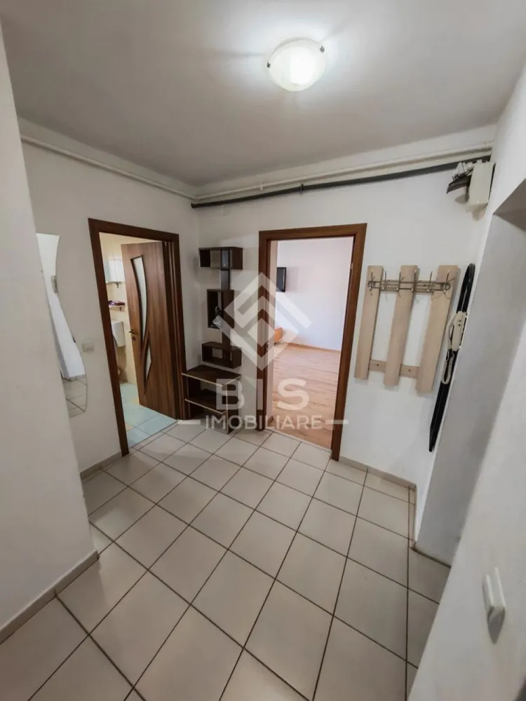 Apartament Spațios 70 mp + 2 Balcoane (15 mp) - Vă propunem spre vânzare un apartament deosebit, situat pe strada Valeria Peter Predescu, într-un bloc nou cu lift, care impresionează prin spațiul generos și luminozitate. Este locuința ideală pentru cei care nu vor să facă compromisuri în privința spațiului și a confortului urban.
 Detalii care fac diferența:
Suprafață utilă generoasă: ~70 mp (mult mai spațios decât apartamentele standard cu 2 camere).
Balcoane superbe: 2 balcoane mari, cu o suprafață totală de 15 mp, ideale pentru relaxare sau spațiu suplimentar de depozitare.
Loc de parcare inclus: Scapi de grija găsirii unui loc de parcare, acesta fiind inclus în prețul proprietății.
Etaj: 4, situat într-un bloc modern dotat cu lift.
 Compartimentare și Beneficii:
Zonă de zi vastă: Living mare și primitor, cu acces spre exterior.
Dormitoare spațioase: Compartimentare inteligentă ce oferă intimitate fiecărui membru al familiei.
Lumină naturală: Orientare excelentă care asigură căldură și soare pe tot parcursul zilei.
Finisaje: Apartamentul este gata de personalizat, oferindu-ți ocazia să îți pui amprenta asupra designului interior.