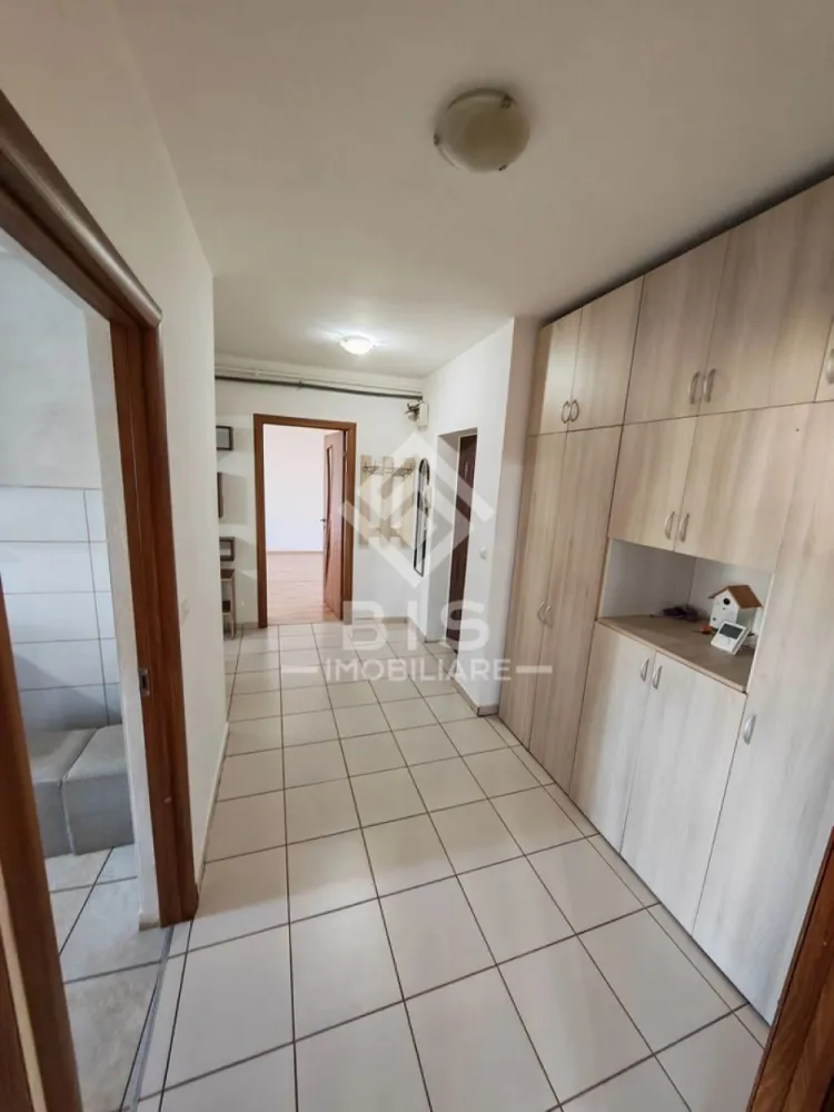 Apartament Spațios 70 mp + 2 Balcoane (15 mp) - Vă propunem spre vânzare un apartament deosebit, situat pe strada Valeria Peter Predescu, într-un bloc nou cu lift, care impresionează prin spațiul generos și luminozitate. Este locuința ideală pentru cei care nu vor să facă compromisuri în privința spațiului și a confortului urban.
 Detalii care fac diferența:
Suprafață utilă generoasă: ~70 mp (mult mai spațios decât apartamentele standard cu 2 camere).
Balcoane superbe: 2 balcoane mari, cu o suprafață totală de 15 mp, ideale pentru relaxare sau spațiu suplimentar de depozitare.
Loc de parcare inclus: Scapi de grija găsirii unui loc de parcare, acesta fiind inclus în prețul proprietății.
Etaj: 4, situat într-un bloc modern dotat cu lift.
 Compartimentare și Beneficii:
Zonă de zi vastă: Living mare și primitor, cu acces spre exterior.
Dormitoare spațioase: Compartimentare inteligentă ce oferă intimitate fiecărui membru al familiei.
Lumină naturală: Orientare excelentă care asigură căldură și soare pe tot parcursul zilei.
Finisaje: Apartamentul este gata de personalizat, oferindu-ți ocazia să îți pui amprenta asupra designului interior.