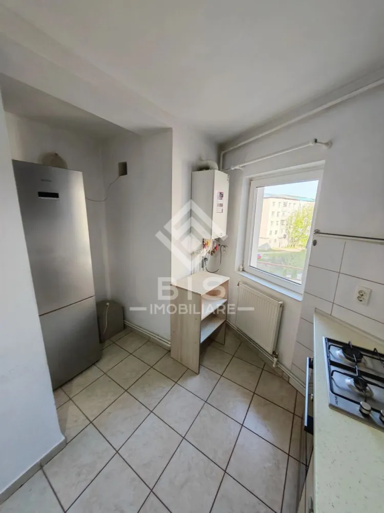 Apartament Spațios 70 mp + 2 Balcoane (15 mp) - Vă propunem spre vânzare un apartament deosebit, situat pe strada Valeria Peter Predescu, într-un bloc nou cu lift, care impresionează prin spațiul generos și luminozitate. Este locuința ideală pentru cei care nu vor să facă compromisuri în privința spațiului și a confortului urban.
 Detalii care fac diferența:
Suprafață utilă generoasă: ~70 mp (mult mai spațios decât apartamentele standard cu 2 camere).
Balcoane superbe: 2 balcoane mari, cu o suprafață totală de 15 mp, ideale pentru relaxare sau spațiu suplimentar de depozitare.
Loc de parcare inclus: Scapi de grija găsirii unui loc de parcare, acesta fiind inclus în prețul proprietății.
Etaj: 4, situat într-un bloc modern dotat cu lift.
 Compartimentare și Beneficii:
Zonă de zi vastă: Living mare și primitor, cu acces spre exterior.
Dormitoare spațioase: Compartimentare inteligentă ce oferă intimitate fiecărui membru al familiei.
Lumină naturală: Orientare excelentă care asigură căldură și soare pe tot parcursul zilei.
Finisaje: Apartamentul este gata de personalizat, oferindu-ți ocazia să îți pui amprenta asupra designului interior.