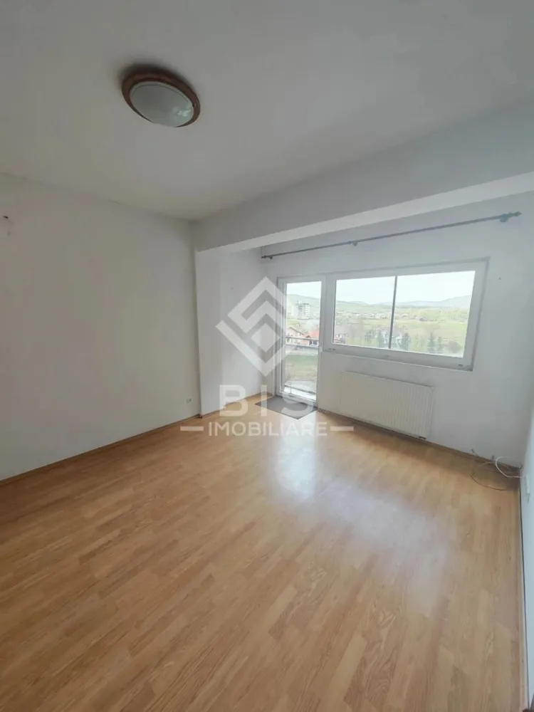 Apartament 2 Camere | 60 mp | Bloc Nou - Zona Kaufland Sud Decomandat - Dacă ești în căutarea unei locuințe pe care să o finisezi exact după bunul plac, acest apartament situat într-un bloc nou (lângă Kaufland, zona de jos) reprezintă varianta ideală. Cu o compartimentare inteligentă și o orientare excelentă, proprietatea oferă echilibrul perfect între confort și potențial de investiție.
​Caracteristici Principale:
​Suprafață utilă: 59.7 mp + balcon de 4 mp.
​Orientare: Sud-Est (lumină naturală pe tot parcursul zilei).
​Etaj: 4 din 7 (bloc dotat cu lift modern).
​Stare: Semifinizat/Gata de amenajat (libertate totală în alegerea designului).
​ Compartimentare Inteligentă:
​Living: Spațios și luminos, inima locuinței tale.
​Bucătărie închisă: Separată, pentru un plus de funcționalitate și confort culinar.
​Dormitor: Cu acces direct pe balcon (ideal pentru cafeaua de dimineață).
​Dressing dedicat: Spațiu special gândit pentru organizare eficientă.
​Baie cu geam: Un avantaj major pentru ventilația naturală.
​ Avantaje și Locație:
​Poziționare strategică: Imediat lângă Kaufland, cu acces rapid la transport, magazine și facilități urbane.
​Potențial investițional: Zonă cu cerere ridicată pentru închiriere sau ideal pentru o familie tânără.
​Parcare: Deși nu include loc de parcare propriu, în complex apar constant oportunități de achiziție/închiriere pentru locuri de parcare sau boxe la subsol.