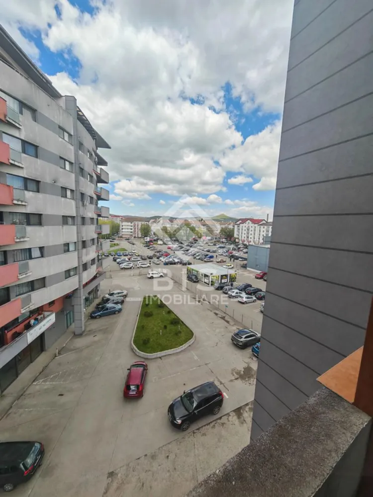 Apartament 2 Camere | 60 mp | Bloc Nou - Zona Kaufland Sud Decomandat - Dacă ești în căutarea unei locuințe pe care să o finisezi exact după bunul plac, acest apartament situat într-un bloc nou (lângă Kaufland, zona de jos) reprezintă varianta ideală. Cu o compartimentare inteligentă și o orientare excelentă, proprietatea oferă echilibrul perfect între confort și potențial de investiție.
​Caracteristici Principale:
​Suprafață utilă: 59.7 mp + balcon de 4 mp.
​Orientare: Sud-Est (lumină naturală pe tot parcursul zilei).
​Etaj: 4 din 7 (bloc dotat cu lift modern).
​Stare: Semifinizat/Gata de amenajat (libertate totală în alegerea designului).
​ Compartimentare Inteligentă:
​Living: Spațios și luminos, inima locuinței tale.
​Bucătărie închisă: Separată, pentru un plus de funcționalitate și confort culinar.
​Dormitor: Cu acces direct pe balcon (ideal pentru cafeaua de dimineață).
​Dressing dedicat: Spațiu special gândit pentru organizare eficientă.
​Baie cu geam: Un avantaj major pentru ventilația naturală.
​ Avantaje și Locație:
​Poziționare strategică: Imediat lângă Kaufland, cu acces rapid la transport, magazine și facilități urbane.
​Potențial investițional: Zonă cu cerere ridicată pentru închiriere sau ideal pentru o familie tânără.
​Parcare: Deși nu include loc de parcare propriu, în complex apar constant oportunități de achiziție/închiriere pentru locuri de parcare sau boxe la subsol.
