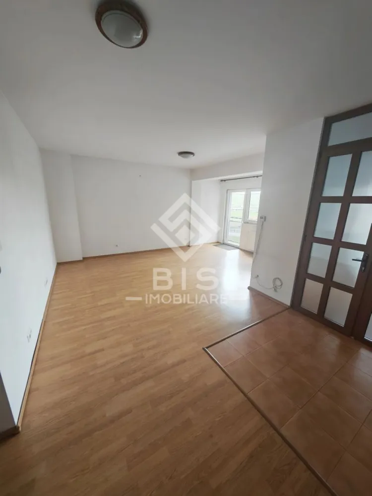 Apartament 2 Camere | 60 mp | Bloc Nou - Zona Kaufland Sud Decomandat - Dacă ești în căutarea unei locuințe pe care să o finisezi exact după bunul plac, acest apartament situat într-un bloc nou (lângă Kaufland, zona de jos) reprezintă varianta ideală. Cu o compartimentare inteligentă și o orientare excelentă, proprietatea oferă echilibrul perfect între confort și potențial de investiție.
​Caracteristici Principale:
​Suprafață utilă: 59.7 mp + balcon de 4 mp.
​Orientare: Sud-Est (lumină naturală pe tot parcursul zilei).
​Etaj: 4 din 7 (bloc dotat cu lift modern).
​Stare: Semifinizat/Gata de amenajat (libertate totală în alegerea designului).
​ Compartimentare Inteligentă:
​Living: Spațios și luminos, inima locuinței tale.
​Bucătărie închisă: Separată, pentru un plus de funcționalitate și confort culinar.
​Dormitor: Cu acces direct pe balcon (ideal pentru cafeaua de dimineață).
​Dressing dedicat: Spațiu special gândit pentru organizare eficientă.
​Baie cu geam: Un avantaj major pentru ventilația naturală.
​ Avantaje și Locație:
​Poziționare strategică: Imediat lângă Kaufland, cu acces rapid la transport, magazine și facilități urbane.
​Potențial investițional: Zonă cu cerere ridicată pentru închiriere sau ideal pentru o familie tânără.
​Parcare: Deși nu include loc de parcare propriu, în complex apar constant oportunități de achiziție/închiriere pentru locuri de parcare sau boxe la subsol.