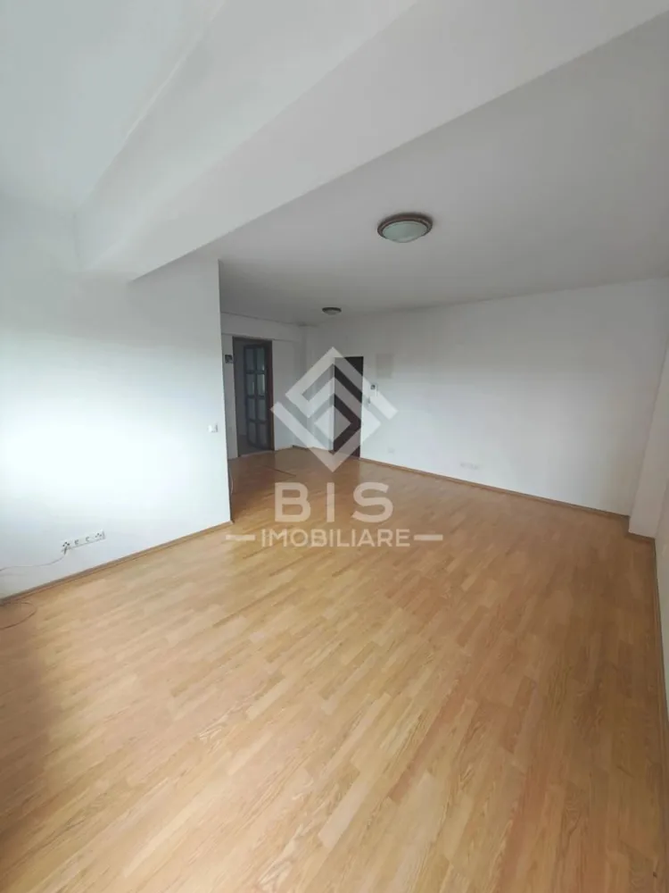 Apartament 2 Camere | 60 mp | Bloc Nou - Zona Kaufland Sud Decomandat - Dacă ești în căutarea unei locuințe pe care să o finisezi exact după bunul plac, acest apartament situat într-un bloc nou (lângă Kaufland, zona de jos) reprezintă varianta ideală. Cu o compartimentare inteligentă și o orientare excelentă, proprietatea oferă echilibrul perfect între confort și potențial de investiție.
​Caracteristici Principale:
​Suprafață utilă: 59.7 mp + balcon de 4 mp.
​Orientare: Sud-Est (lumină naturală pe tot parcursul zilei).
​Etaj: 4 din 7 (bloc dotat cu lift modern).
​Stare: Semifinizat/Gata de amenajat (libertate totală în alegerea designului).
​ Compartimentare Inteligentă:
​Living: Spațios și luminos, inima locuinței tale.
​Bucătărie închisă: Separată, pentru un plus de funcționalitate și confort culinar.
​Dormitor: Cu acces direct pe balcon (ideal pentru cafeaua de dimineață).
​Dressing dedicat: Spațiu special gândit pentru organizare eficientă.
​Baie cu geam: Un avantaj major pentru ventilația naturală.
​ Avantaje și Locație:
​Poziționare strategică: Imediat lângă Kaufland, cu acces rapid la transport, magazine și facilități urbane.
​Potențial investițional: Zonă cu cerere ridicată pentru închiriere sau ideal pentru o familie tânără.
​Parcare: Deși nu include loc de parcare propriu, în complex apar constant oportunități de achiziție/închiriere pentru locuri de parcare sau boxe la subsol.