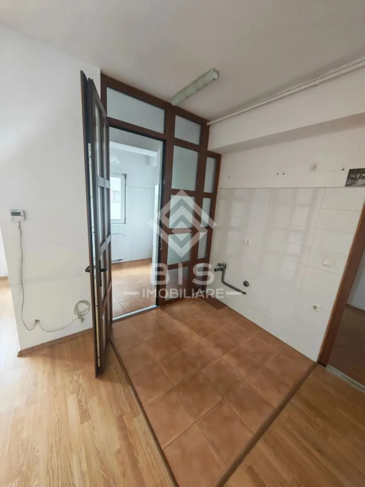Apartament 2 Camere | 60 mp | Bloc Nou - Zona Kaufland Sud Decomandat - Dacă ești în căutarea unei locuințe pe care să o finisezi exact după bunul plac, acest apartament situat într-un bloc nou (lângă Kaufland, zona de jos) reprezintă varianta ideală. Cu o compartimentare inteligentă și o orientare excelentă, proprietatea oferă echilibrul perfect între confort și potențial de investiție.
​Caracteristici Principale:
​Suprafață utilă: 59.7 mp + balcon de 4 mp.
​Orientare: Sud-Est (lumină naturală pe tot parcursul zilei).
​Etaj: 4 din 7 (bloc dotat cu lift modern).
​Stare: Semifinizat/Gata de amenajat (libertate totală în alegerea designului).
​ Compartimentare Inteligentă:
​Living: Spațios și luminos, inima locuinței tale.
​Bucătărie închisă: Separată, pentru un plus de funcționalitate și confort culinar.
​Dormitor: Cu acces direct pe balcon (ideal pentru cafeaua de dimineață).
​Dressing dedicat: Spațiu special gândit pentru organizare eficientă.
​Baie cu geam: Un avantaj major pentru ventilația naturală.
​ Avantaje și Locație:
​Poziționare strategică: Imediat lângă Kaufland, cu acces rapid la transport, magazine și facilități urbane.
​Potențial investițional: Zonă cu cerere ridicată pentru închiriere sau ideal pentru o familie tânără.
​Parcare: Deși nu include loc de parcare propriu, în complex apar constant oportunități de achiziție/închiriere pentru locuri de parcare sau boxe la subsol.