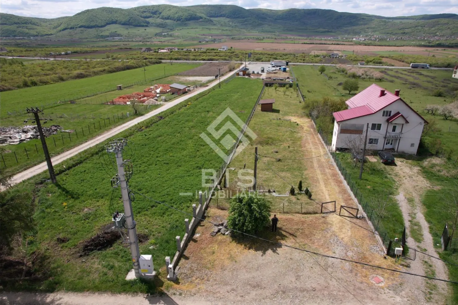 Teren în Crainimăt cu Proiect de Casă Inclus – Gata de Construcție! - Cauți locul perfect pentru familia ta, departe de agitația orașului, dar totuși aproape de tot ce contează? Acest teren din Crainimăt este soluția ideală!

- Bonus: Se vinde împreună cu un proiect de casă pe parter, salvând timp și bani pentru viitorii proprietari!
-Utilități: Apă și curent direct pe teren, gazul este chiar lângă proprietate (necesită fosă septică).
- Localizare: Zonă liniștită, cu acces facil spre oraș.
- Front stradal: 17 metri liniari.
- Adâncime: 148 metri liniari (teren lung, oferă multă intimitate față de stradă), spațiu suficient pentru grădină, livadă sau alte anexe.
Fie că ești în căutarea unei investiții sigure sau vrei să începi construcția propriei locuințe imediat, acest teren îți oferă tot suportul necesar.
Avantaje majore:
Acces: Poziționare strategică, oferind echilibrul perfect între liniștea rurală și proximitatea față de punctele de interes ale orașului.
Suport Financiar: Asigurăm consultanță gratuită pentru obținerea finanțării bancare prin broker dedicat (parteneriate cu BRD, BT, UniCredit).

De ce merită investiția?
Această proprietate elimină multe dintre costurile și bătăile de cap inițiale: aveți deja utilitățile, un proiect aprobat și o structură (cabana) care poate fi folosită din prima zi. Este ideală pentru familii care își doresc o curte mare sau pentru investiție pe termen lung.