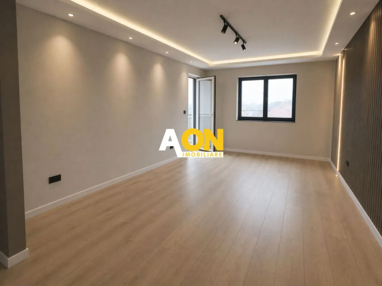 Apartament 3 Camere Decomandat, Etaj 1, Zona Centru - Locuința a fost complet renovată cu finisaje premium, fiind alegerea ideală pentru cei care își doresc confort, eleganță și o locație de top.

Compartimentarea este practică și echilibrată:

living generos, separat de bucătărie
2 dormitoare
2 bai
debara
hol spațios
balcon

În plus, apartamentul beneficiază de boxă la subsol și acces la uscătorie pe palier, oferind spații suplimentare de depozitare.

Poziționarea ultracentrală îl recomandă atât pentru locuit, cât și ca investiție sigură.

O proprietate dedicată clienților care apreciază calitatea, liniștea și accesul facil către toate punctele de interes ale orașului.

Pentru mai multe detalii, vă stăm la dispoziție telefonic.

Imaginile sunt cu titlu de prezentare.