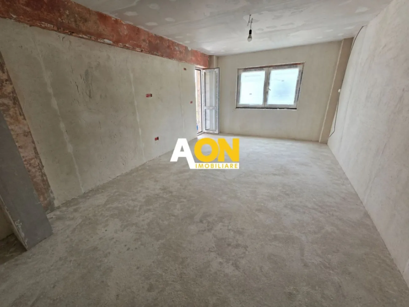 Apartament 3 Camere Decomandat, Etaj 1, Zona Centru - Locuința a fost complet renovată cu finisaje premium, fiind alegerea ideală pentru cei care își doresc confort, eleganță și o locație de top.

Compartimentarea este practică și echilibrată:

living generos, separat de bucătărie
2 dormitoare
2 bai
debara
hol spațios
balcon

În plus, apartamentul beneficiază de boxă la subsol și acces la uscătorie pe palier, oferind spații suplimentare de depozitare.

Poziționarea ultracentrală îl recomandă atât pentru locuit, cât și ca investiție sigură.

O proprietate dedicată clienților care apreciază calitatea, liniștea și accesul facil către toate punctele de interes ale orașului.

Pentru mai multe detalii, vă stăm la dispoziție telefonic.

Imaginile sunt cu titlu de prezentare.