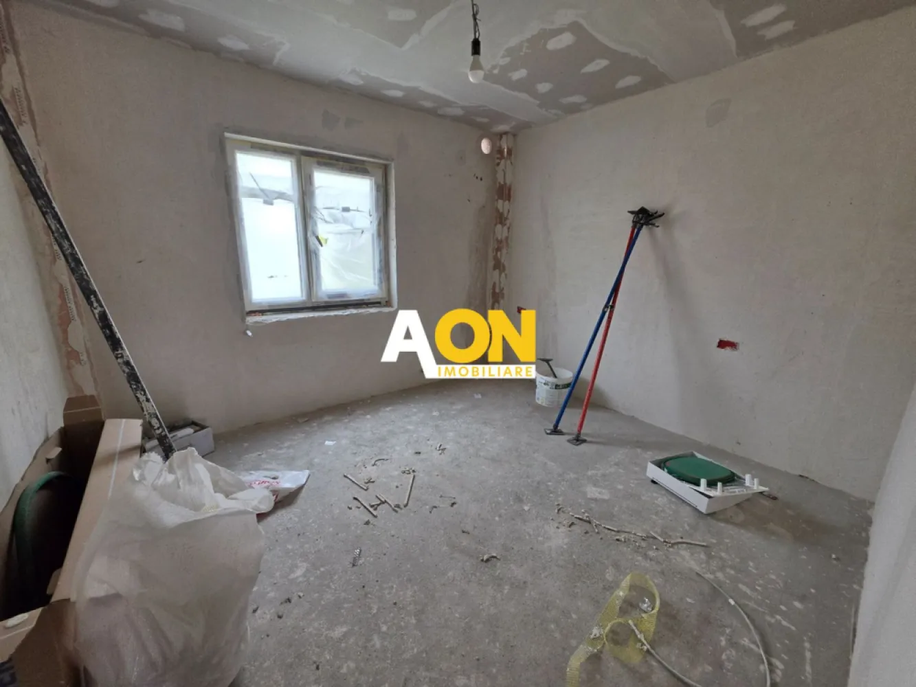 Apartament 3 Camere Decomandat, Etaj 1, Zona Centru - Locuința a fost complet renovată cu finisaje premium, fiind alegerea ideală pentru cei care își doresc confort, eleganță și o locație de top.

Compartimentarea este practică și echilibrată:

living generos, separat de bucătărie
2 dormitoare
2 bai
debara
hol spațios
balcon

În plus, apartamentul beneficiază de boxă la subsol și acces la uscătorie pe palier, oferind spații suplimentare de depozitare.

Poziționarea ultracentrală îl recomandă atât pentru locuit, cât și ca investiție sigură.

O proprietate dedicată clienților care apreciază calitatea, liniștea și accesul facil către toate punctele de interes ale orașului.

Pentru mai multe detalii, vă stăm la dispoziție telefonic.

Imaginile sunt cu titlu de prezentare.