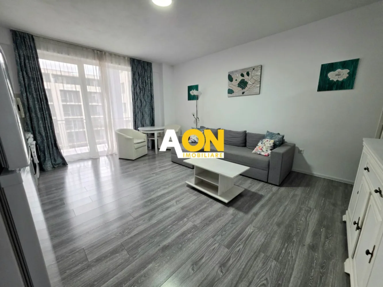 Apartament 2 Camere + Birou, Bloc Nou, Zona Arex - AON Imobiliare vă propune spre vânzare un apartament cu 2 camere in bloc nou, ideal atât pentru locuit, cât și pentru investiție.

Proprietatea este compartimentată eficient, oferind un living open space cu bucătăria, o cameră ce poate fi utilizată ca birou sau dormitor, baie și balcon. Apartamentul se vinde complet mobilat și utilat, fiind pregătit pentru mutare imediată.

Situat într-un bloc nou, imobilul beneficiază de izolație termică, lift și loc de parcare exterioara inclusa.

O locuință practică și confortabilă, care merită văzută! Cod proprietate: CP3060961