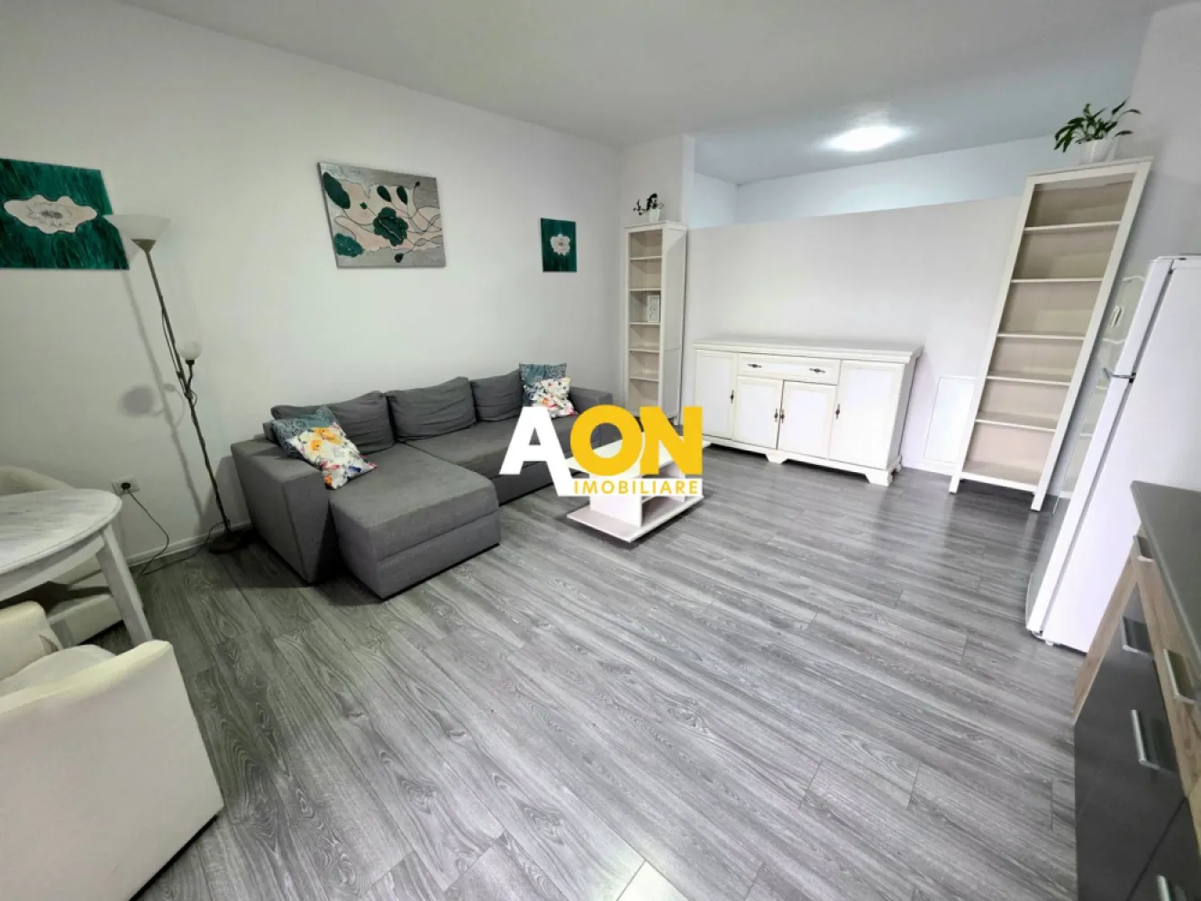 Apartament 2 Camere + Birou, Bloc Nou, Zona Arex - AON Imobiliare vă propune spre vânzare un apartament cu 2 camere in bloc nou, ideal atât pentru locuit, cât și pentru investiție.

Proprietatea este compartimentată eficient, oferind un living open space cu bucătăria, o cameră ce poate fi utilizată ca birou sau dormitor, baie și balcon. Apartamentul se vinde complet mobilat și utilat, fiind pregătit pentru mutare imediată.

Situat într-un bloc nou, imobilul beneficiază de izolație termică, lift și loc de parcare exterioara inclusa.

O locuință practică și confortabilă, care merită văzută! Cod proprietate: CP3060961