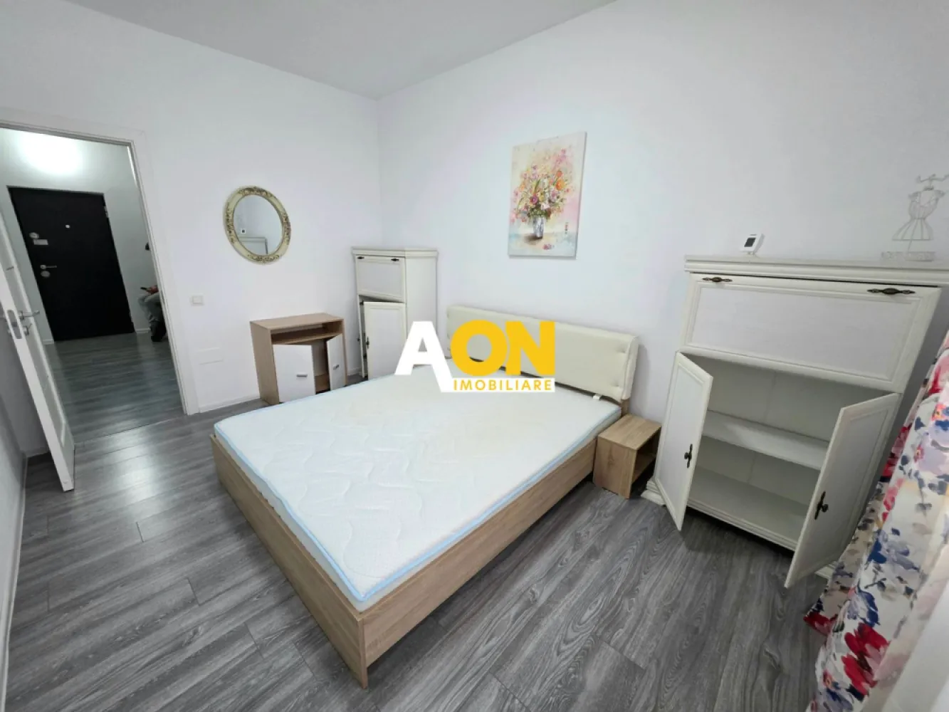 Apartament 2 Camere + Birou, Bloc Nou, Zona Arex - AON Imobiliare vă propune spre vânzare un apartament cu 2 camere in bloc nou, ideal atât pentru locuit, cât și pentru investiție.

Proprietatea este compartimentată eficient, oferind un living open space cu bucătăria, o cameră ce poate fi utilizată ca birou sau dormitor, baie și balcon. Apartamentul se vinde complet mobilat și utilat, fiind pregătit pentru mutare imediată.

Situat într-un bloc nou, imobilul beneficiază de izolație termică, lift și loc de parcare exterioara inclusa.

O locuință practică și confortabilă, care merită văzută! Cod proprietate: CP3060961