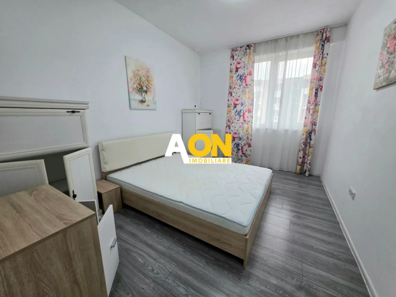Apartament 2 Camere + Birou, Bloc Nou, Zona Arex - AON Imobiliare vă propune spre vânzare un apartament cu 2 camere in bloc nou, ideal atât pentru locuit, cât și pentru investiție.

Proprietatea este compartimentată eficient, oferind un living open space cu bucătăria, o cameră ce poate fi utilizată ca birou sau dormitor, baie și balcon. Apartamentul se vinde complet mobilat și utilat, fiind pregătit pentru mutare imediată.

Situat într-un bloc nou, imobilul beneficiază de izolație termică, lift și loc de parcare exterioara inclusa.

O locuință practică și confortabilă, care merită văzută! Cod proprietate: CP3060961