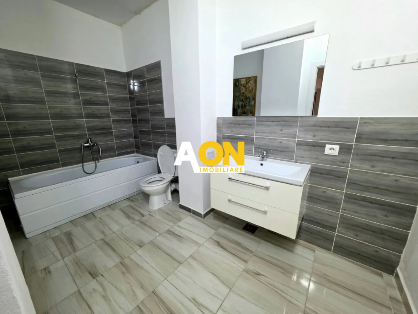 Apartament 2 Camere + Birou, Bloc Nou, Zona Arex - AON Imobiliare vă propune spre vânzare un apartament cu 2 camere in bloc nou, ideal atât pentru locuit, cât și pentru investiție.

Proprietatea este compartimentată eficient, oferind un living open space cu bucătăria, o cameră ce poate fi utilizată ca birou sau dormitor, baie și balcon. Apartamentul se vinde complet mobilat și utilat, fiind pregătit pentru mutare imediată.

Situat într-un bloc nou, imobilul beneficiază de izolație termică, lift și loc de parcare exterioara inclusa.

O locuință practică și confortabilă, care merită văzută! Cod proprietate: CP3060961