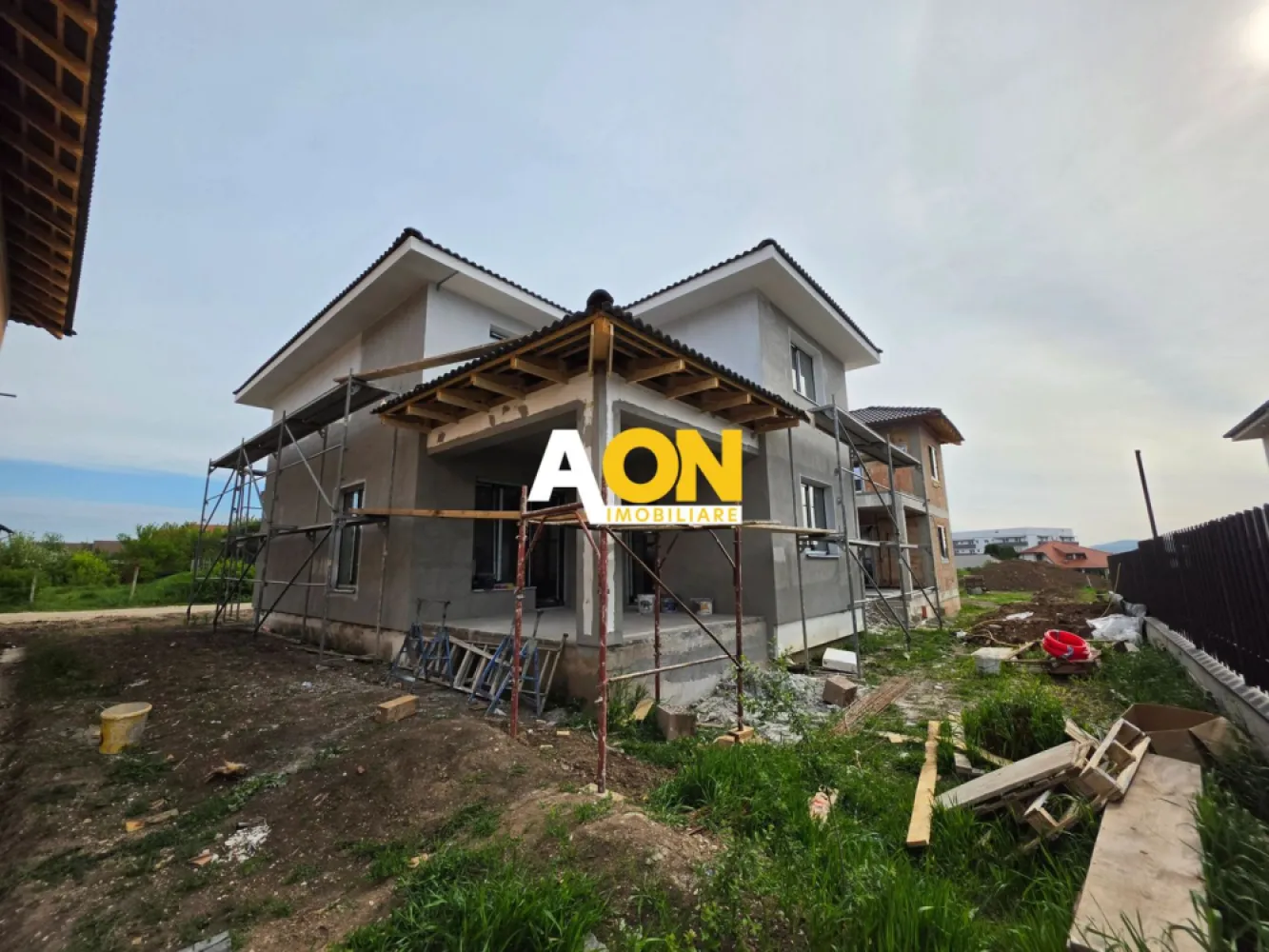 Casa Individala 4 Camere, 3 Bai, Zona Cetate - AON Imobiliare vă propune spre vânzare o casă individuală situată în zona Cetate, cu o suprafață utilă de 120 mp, compartimentată eficient pentru confortul unei familii.

Imobilul este dispus pe două niveluri:

Parter: cameră tehnică, living luminos separat de bucătărie, baie, debara și terasă exterioară;
Etaj: 3 dormitoare, dintre care unul beneficiază de baie matrimonială, o baie suplimentară și hol.

Proprietatea se vinde complet finisată, cu curtea amenajată și gard realizat, fiind pregătită pentru mutare imediată.

Dispune de toate utilitățile racordate.CP3060723