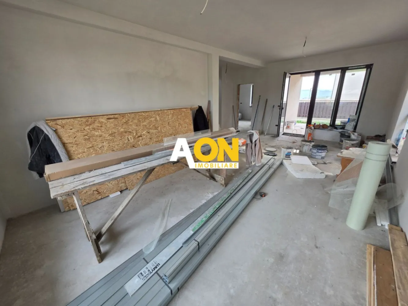 Casa Individala 4 Camere, 3 Bai, Zona Cetate - AON Imobiliare vă propune spre vânzare o casă individuală situată în zona Cetate, cu o suprafață utilă de 120 mp, compartimentată eficient pentru confortul unei familii.

Imobilul este dispus pe două niveluri:

Parter: cameră tehnică, living luminos separat de bucătărie, baie, debara și terasă exterioară;
Etaj: 3 dormitoare, dintre care unul beneficiază de baie matrimonială, o baie suplimentară și hol.

Proprietatea se vinde complet finisată, cu curtea amenajată și gard realizat, fiind pregătită pentru mutare imediată.

Dispune de toate utilitățile racordate.CP3060723