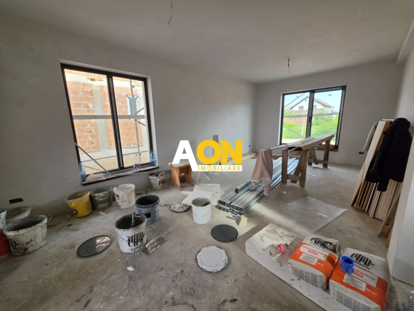 Casa Individala 4 Camere, 3 Bai, Zona Cetate - AON Imobiliare vă propune spre vânzare o casă individuală situată în zona Cetate, cu o suprafață utilă de 120 mp, compartimentată eficient pentru confortul unei familii.

Imobilul este dispus pe două niveluri:

Parter: cameră tehnică, living luminos separat de bucătărie, baie, debara și terasă exterioară;
Etaj: 3 dormitoare, dintre care unul beneficiază de baie matrimonială, o baie suplimentară și hol.

Proprietatea se vinde complet finisată, cu curtea amenajată și gard realizat, fiind pregătită pentru mutare imediată.

Dispune de toate utilitățile racordate.CP3060723