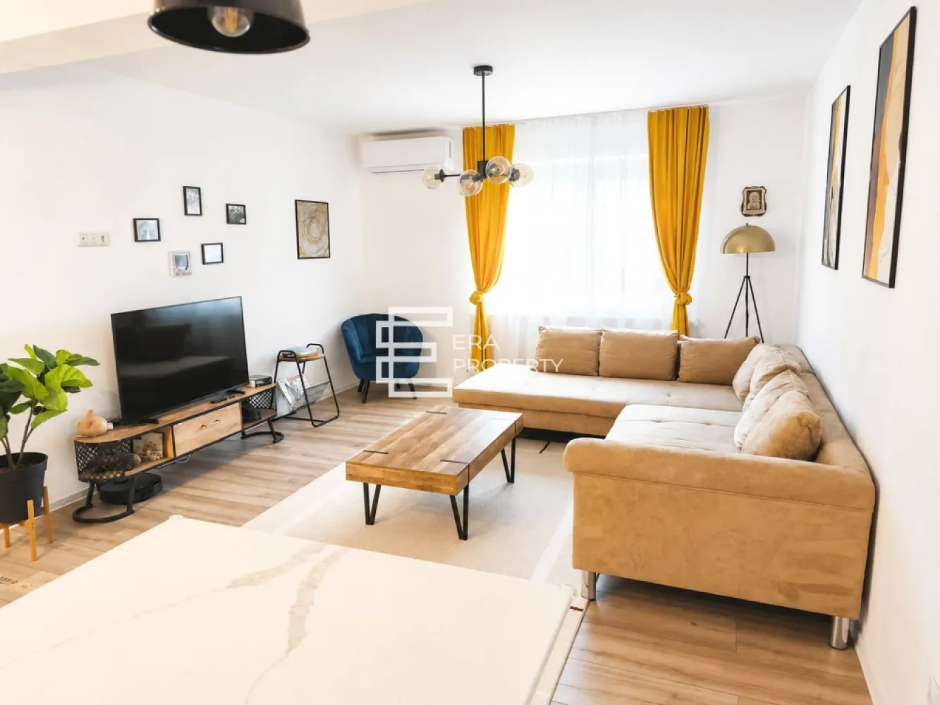 Casă individuală 4 dormitoare | Teren 475 mp | Panouri fotovoltaice| Sura Mare - Casă individuală 4 dormitoare | Teren 475 mp | Panouri fotovoltaice| Sura Mare

Vă prezentăm o proprietate modernă și eficientă energetic, situată în Sura Mare, într-o zonă liniștită de case, ideală pentru o familie care își dorește spațiu, confort și costuri reduse de întreținere.

Locuința este construită pe un teren de 475 mp și beneficiază de un regim de înălțime P+M, având o suprafață utilă de aprox. 130 mp și o suprafață construită desfășurată de 188,5 mp.
- Suprafata teren : 475 mp din care curte liberă: aprox 286 mp.

Compartimentare:
Parter: hol de accesliving generos open-space cu bucătărie și zonă de dining; dormito/birour;cămară, baie.
Mansardă: hol, 3 dormitoare, baie, 2 dressing-uri.

Dotări și beneficii:
Casă individuală
Complet mobilată și utilată
Izolație termică exterioară
Aer condiționat
Internet și fibră optică
Toate utilitățile: apă, gaz, curent, canalizare
Sistem fotovoltaic performant:
Panouri solare: 7,5 kW
Invertor: 6 kW
Baterii de stocare: 15 kW

Acest sistem oferă independență energetică sporită și costuri considerabil reduse la energie.

Curtea oferă suficient spațiu pentru amenajarea unei zone de relaxare, loc de joacă pentru copii, foișor sau grădină.

O proprietate complet pregătită pentru mutare, care îmbină eficiența energetică, compartimentarea practică și confortul unei case familiale.

Preț: 248.000 €