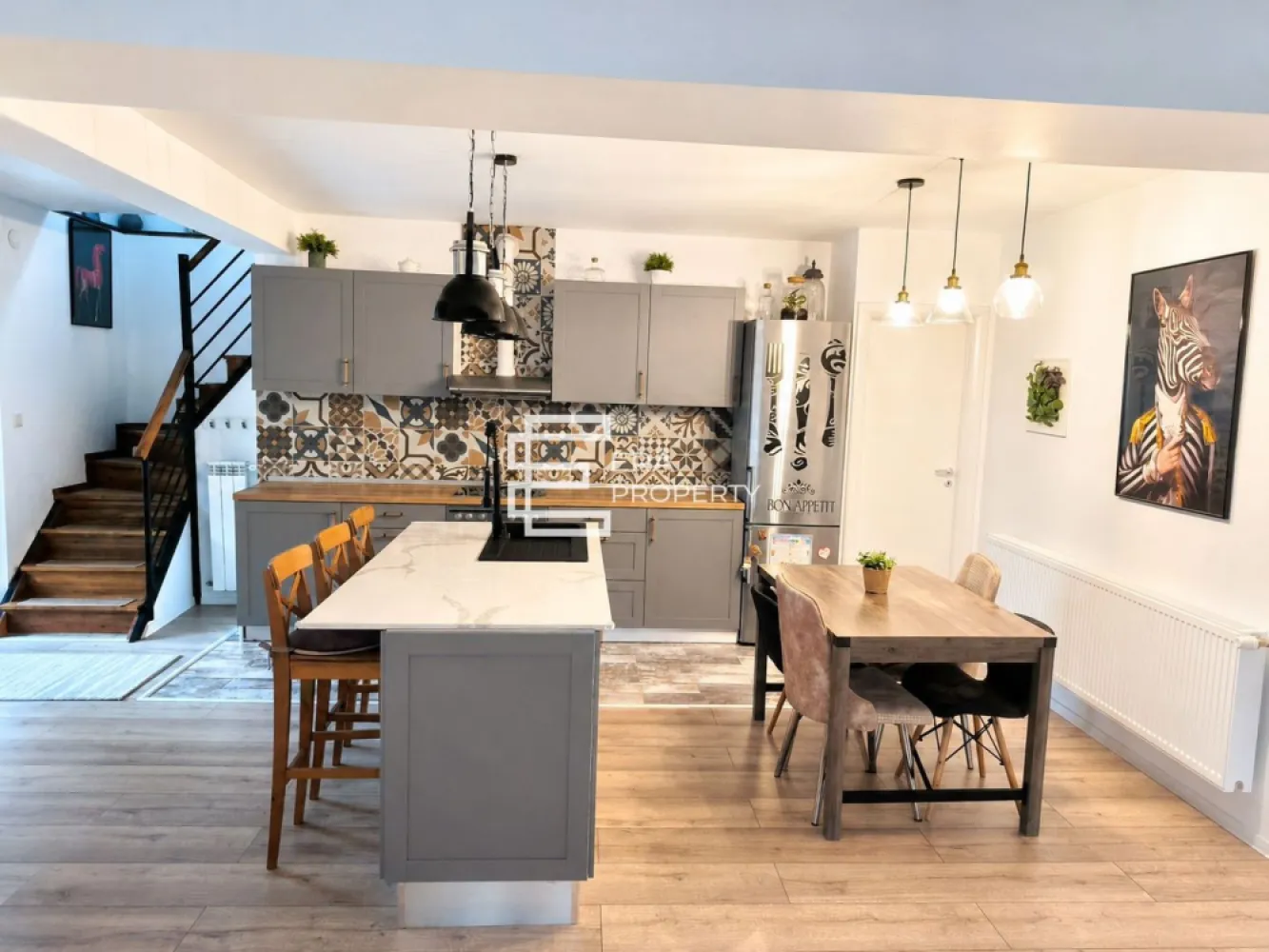 Casă individuală 4 dormitoare | Teren 475 mp | Panouri fotovoltaice| Sura Mare - Casă individuală 4 dormitoare | Teren 475 mp | Panouri fotovoltaice| Sura Mare

Vă prezentăm o proprietate modernă și eficientă energetic, situată în Sura Mare, într-o zonă liniștită de case, ideală pentru o familie care își dorește spațiu, confort și costuri reduse de întreținere.

Locuința este construită pe un teren de 475 mp și beneficiază de un regim de înălțime P+M, având o suprafață utilă de aprox. 130 mp și o suprafață construită desfășurată de 188,5 mp.
- Suprafata teren : 475 mp din care curte liberă: aprox 286 mp.

Compartimentare:
Parter: hol de accesliving generos open-space cu bucătărie și zonă de dining; dormito/birour;cămară, baie.
Mansardă: hol, 3 dormitoare, baie, 2 dressing-uri.

Dotări și beneficii:
Casă individuală
Complet mobilată și utilată
Izolație termică exterioară
Aer condiționat
Internet și fibră optică
Toate utilitățile: apă, gaz, curent, canalizare
Sistem fotovoltaic performant:
Panouri solare: 7,5 kW
Invertor: 6 kW
Baterii de stocare: 15 kW

Acest sistem oferă independență energetică sporită și costuri considerabil reduse la energie.

Curtea oferă suficient spațiu pentru amenajarea unei zone de relaxare, loc de joacă pentru copii, foișor sau grădină.

O proprietate complet pregătită pentru mutare, care îmbină eficiența energetică, compartimentarea practică și confortul unei case familiale.

Preț: 248.000 €