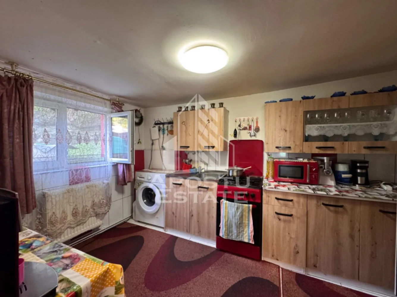 Casa cu 2 camere, zona muntoasa, casa din 2023 sat Criscior, Hunedoara - Agentie imobiliara, APOSTU ESTATE va ofera spre vanzare in Reprezentare Exclusiva si comision 0% pentru cumparator, o casa cu 2 camere semidecomandate, aflata intr-o zona de munte, in localitatea Criscior, din judetul Hunedoara.

Actualul proprietar a ridicat aceasta constructie in anul 2023.

Terenul total este de 307mp si este perfect pentru cei ce doresc sa aiba un loc de refugiu pentru weekend-uri sau pentru cei ce doresc sa traiasca intr-o zona muntoasa si totusi sa nu aiba de ingrijit un teren cu suprafata mare.

Casa are o suprafata utila de aproximativ 50mp + terasa de 15mp, compartimentata astfel:
- 1 dormitor
- 1 sufragerie
- 1 bucatarie inchisa
- 1 baie cu geam
- 1 terasa de 15mp

Confortul termic este asigurat prin intermediul centralei termice pe lemn prin calorifere si este sustinut de izolatia exterioara a imobilului, cu polistiren de 15cm.

In curte exista si 1 garaj si alte anexe, spatii de depozitare.

Casa este racordata la reteaua de apa a satului.

Locuinta se preda la cheie, conform pozelor sau la libera intelegere intre parti.

Oferim consultanta gratuita cu privire la accesarea creditelor bancare pentru achizitii imobiliare.

Nu ezitati sa ne contactati pentru stabilirea unei vizionari sau alte detalii suplimentare.

ID intern: CP3171396

Lead furnizat de catre: https://www.facebook.com/tihna.crisului