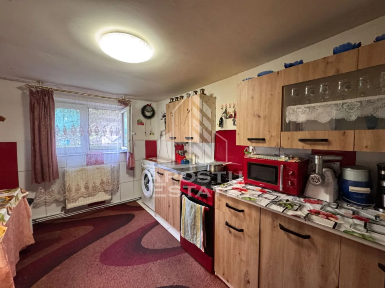Casa cu 2 camere, zona muntoasa, casa din 2023 sat Criscior, Hunedoara - Agentie imobiliara, APOSTU ESTATE va ofera spre vanzare in Reprezentare Exclusiva si comision 0% pentru cumparator, o casa cu 2 camere semidecomandate, aflata intr-o zona de munte, in localitatea Criscior, din judetul Hunedoara.

Actualul proprietar a ridicat aceasta constructie in anul 2023.

Terenul total este de 307mp si este perfect pentru cei ce doresc sa aiba un loc de refugiu pentru weekend-uri sau pentru cei ce doresc sa traiasca intr-o zona muntoasa si totusi sa nu aiba de ingrijit un teren cu suprafata mare.

Casa are o suprafata utila de aproximativ 50mp + terasa de 15mp, compartimentata astfel:
- 1 dormitor
- 1 sufragerie
- 1 bucatarie inchisa
- 1 baie cu geam
- 1 terasa de 15mp

Confortul termic este asigurat prin intermediul centralei termice pe lemn prin calorifere si este sustinut de izolatia exterioara a imobilului, cu polistiren de 15cm.

In curte exista si 1 garaj si alte anexe, spatii de depozitare.

Casa este racordata la reteaua de apa a satului.

Locuinta se preda la cheie, conform pozelor sau la libera intelegere intre parti.

Oferim consultanta gratuita cu privire la accesarea creditelor bancare pentru achizitii imobiliare.

Nu ezitati sa ne contactati pentru stabilirea unei vizionari sau alte detalii suplimentare.

ID intern: CP3171396

Lead furnizat de catre: https://www.facebook.com/tihna.crisului