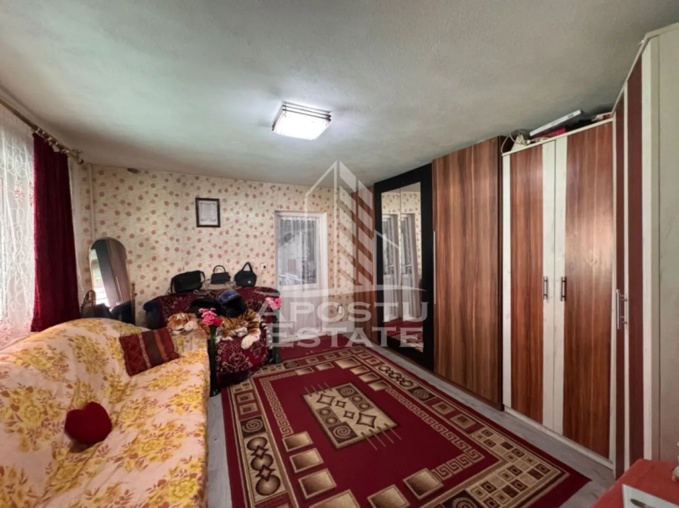 Casa cu 2 camere, zona muntoasa, casa din 2023 sat Criscior, Hunedoara - Agentie imobiliara, APOSTU ESTATE va ofera spre vanzare in Reprezentare Exclusiva si comision 0% pentru cumparator, o casa cu 2 camere semidecomandate, aflata intr-o zona de munte, in localitatea Criscior, din judetul Hunedoara.

Actualul proprietar a ridicat aceasta constructie in anul 2023.

Terenul total este de 307mp si este perfect pentru cei ce doresc sa aiba un loc de refugiu pentru weekend-uri sau pentru cei ce doresc sa traiasca intr-o zona muntoasa si totusi sa nu aiba de ingrijit un teren cu suprafata mare.

Casa are o suprafata utila de aproximativ 50mp + terasa de 15mp, compartimentata astfel:
- 1 dormitor
- 1 sufragerie
- 1 bucatarie inchisa
- 1 baie cu geam
- 1 terasa de 15mp

Confortul termic este asigurat prin intermediul centralei termice pe lemn prin calorifere si este sustinut de izolatia exterioara a imobilului, cu polistiren de 15cm.

In curte exista si 1 garaj si alte anexe, spatii de depozitare.

Casa este racordata la reteaua de apa a satului.

Locuinta se preda la cheie, conform pozelor sau la libera intelegere intre parti.

Oferim consultanta gratuita cu privire la accesarea creditelor bancare pentru achizitii imobiliare.

Nu ezitati sa ne contactati pentru stabilirea unei vizionari sau alte detalii suplimentare.

ID intern: CP3171396

Lead furnizat de catre: https://www.facebook.com/tihna.crisului