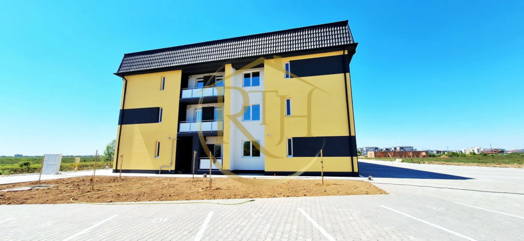 Oferim spre vanzare apartamente noi, 0% Comision, situate in Giroc - Avem deosebita placere de a va oferi spre vanzare, direct de la dezvoltator Premium Residence, aparamente cu 1 camera, 2 camere si 3 camere, situate in cel mai nou complex rezidential din zona Calea Urseni, complex in plina dezvoltare .
Apartamentele se predau la cheie, finisaje de lux de cea mai buna calitate si compartimentare eficienta care satisface toate nevoile clientilor nostri ( decomandate sau semidecomandate ), spatiile sunt generoase si cu multa lumina naturala.
Complexul Premium Residence se afla in zona Calea Urseni, in apropiere de Centre Comerciale, magazine si supermarket.uri precum, Profi, Lidl, Mega, Continental .
Constructia este din caramida poroterm, izolatie eficienta, geamuri termopan, iar confortul termic este asigurat cu ajutorul centralei pe gaz si incalzire in pardoseala .
Locuitorii complexului Premium Residence beneficieaza la achizitionarea unui apartament si de un loc de parcare GRATUIT, loc de joaca pentru copii, parcuri, suport pentru biciclete, iluminat stradal si supraveghere video pentru fiecare imobil .
Acceptăm orice tip de credit bancar şi oferim GRATUIT consultanţă în vederea obţinerii unui credit pentru achiziţionarea imediată a unui apartament din complexul Premium Residence .
Preturile incep de la : - 1 camera - 37 mp - 71500 euro
- 2 camere - de la 43 mp la 50 mp - intre 79500 euro pana la 90000 euro
- 3 camere - 58 mp - 101000 euro .
Acum poti viziona si online accesand link.ul de youtube : https://youtu.be/Jlw0RFwvRIg?is=K5s0L9a9JX1IZ7Wa
Proprietatre reprezentata de RealTimHouse.ro - Un pas spre un loc doar al tau !
Va asteptam cu drag la o vizionare .