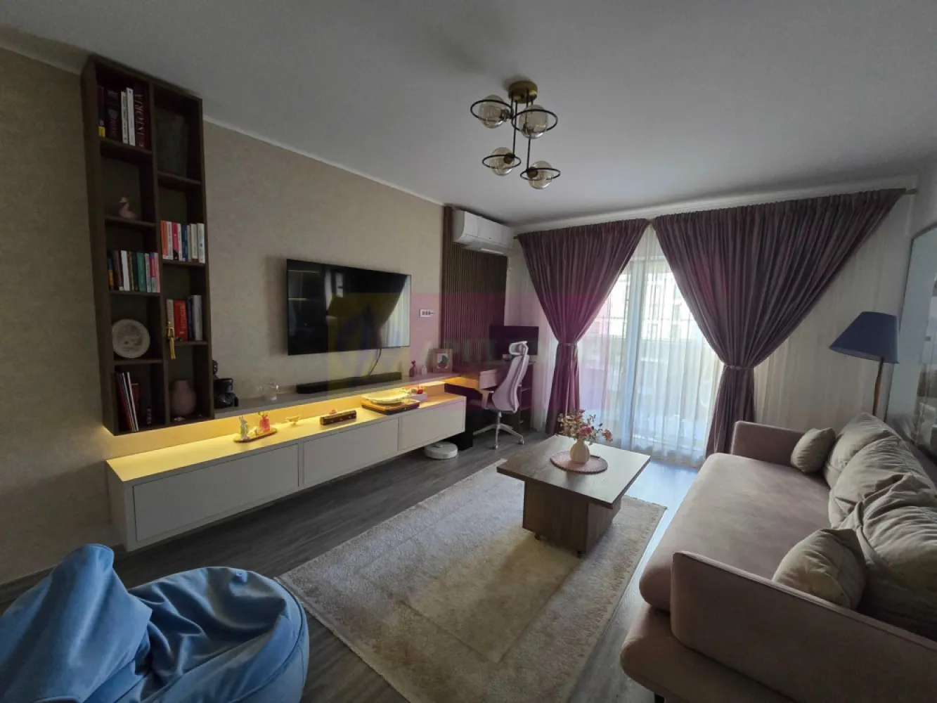 Apartament 2 camere Aqua City - Crangasi - Agentia Imobiliara Apulum 94
Vă propune spre vânzare un apartament cu 2 camere decomandqt, situat la etajul 2 în cadrul complexului rezidențial Aqua City. Proprietatea este ideală atât pentru locuit oferind un standard ridicat de confort și finisaje de calitate superioara.

​Apartamentul se vinde complet mobilat și utilat, cum se prezintă în fotografii, fiind gata pentru a primi noii proprietari fără a necesita investiții suplimentare.

​Dotări și Specificații Tehnice:

​Confort termic optim: Centrală termică proprie cu încălzire în pardoseală asigură o distribuție uniformă a căldurii și costuri reduse de întreținere (max. 300 lei/luna in lunile friguroase)

​Climatizare: Aer condiționat LG de 18.000 BTU, ideal pentru a menține o temperatură perfectă în toată casa în zilele caniculare.

​Electrocasnice premium: Bucătăria și zona de living sunt complet echipate cu aparatură de top de la Electrolux și Samsung (frigider, plită, cuptor, masina de spalat vase).

​Spațiu exterior generos: Un balcon deschis de 8 mp, ideal pentru momentele de relaxare sau pentru amenajarea unui colț de lectură/cafea.

​Despre Complex și Zonă:
​Aqua City oferă o comunitate tânără, siguranță (paza, bariera masini, camere video) și acces facil către punctele de interes din București. În proximitate găsiți hypermarketuri (Auchan Crângași), zone de recreere (Lacul Morii), școli, grădinițe și mijloace de transport în comun.

​