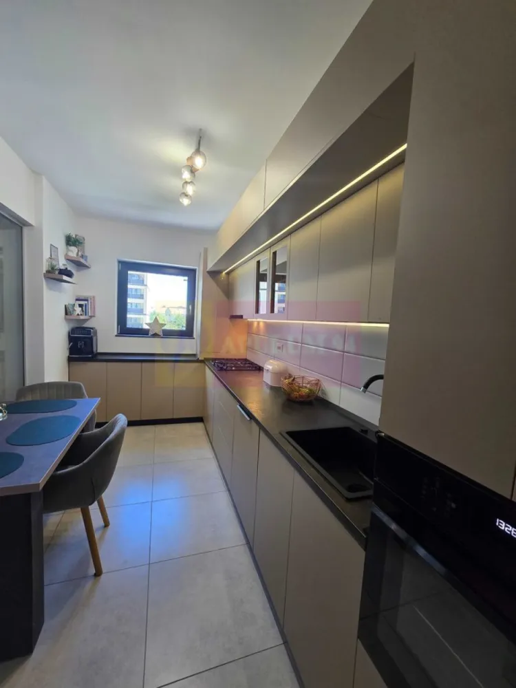 Apartament 2 camere Aqua City - Crangasi - Agentia Imobiliara Apulum 94
Vă propune spre vânzare un apartament cu 2 camere decomandqt, situat la etajul 2 în cadrul complexului rezidențial Aqua City. Proprietatea este ideală atât pentru locuit oferind un standard ridicat de confort și finisaje de calitate superioara.

​Apartamentul se vinde complet mobilat și utilat, cum se prezintă în fotografii, fiind gata pentru a primi noii proprietari fără a necesita investiții suplimentare.

​Dotări și Specificații Tehnice:

​Confort termic optim: Centrală termică proprie cu încălzire în pardoseală asigură o distribuție uniformă a căldurii și costuri reduse de întreținere (max. 300 lei/luna in lunile friguroase)

​Climatizare: Aer condiționat LG de 18.000 BTU, ideal pentru a menține o temperatură perfectă în toată casa în zilele caniculare.

​Electrocasnice premium: Bucătăria și zona de living sunt complet echipate cu aparatură de top de la Electrolux și Samsung (frigider, plită, cuptor, masina de spalat vase).

​Spațiu exterior generos: Un balcon deschis de 8 mp, ideal pentru momentele de relaxare sau pentru amenajarea unui colț de lectură/cafea.

​Despre Complex și Zonă:
​Aqua City oferă o comunitate tânără, siguranță (paza, bariera masini, camere video) și acces facil către punctele de interes din București. În proximitate găsiți hypermarketuri (Auchan Crângași), zone de recreere (Lacul Morii), școli, grădinițe și mijloace de transport în comun.

​