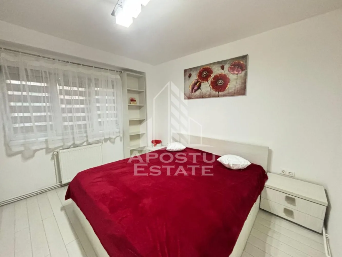 Apartament cu 2 camere,de inchiriat,decomandat , Aradului -Timișoara - Agentia imobiliara APOSTU ESTATE va propune spre inchiriere un apartament cu 2 camere, spatios si luminos, situat in zona Aradului , o zona linistita si bine pozitionata din Timisoara, potrivit pentru cupluri,familii, sau studenti care isi doresc o locuinta unde sa se simta confortabil si cu acces facil catre scoli, statii de autobuz, supermarketuri , magazine de zona, parcuri.

Suprafata utila: 55 mp
Compartimentare eficienta:
-Hol de acces generos
-Bucatarie complet mobilata si utilata, cu loc de luat masa
-Living luminos si spatios
-Dormitor mobilat si utilat
-Baie prevazuta cu cada
-Balocon închis 

Confort si facilitati:
-Incalzirea apartamentului: centrala proprie 
-Apartamentul este complet mobilat si utilat de către proprietar 
Localizare:
-Timis,Timisoara, zona Aradului – acces facil spre magazine, supermarketul Profi , Penny , scoli, facultatea de medicina veterinara ,parcuri si mijloace de transport in comun.

Ideal pentru:
-Familii
-Cupluri
-Studenti

Pret chirie lunara: 530 euro 
Programeaza o vizionare pentru a-ti putea imagina viitorul aici!
ID intern: CP3171934
