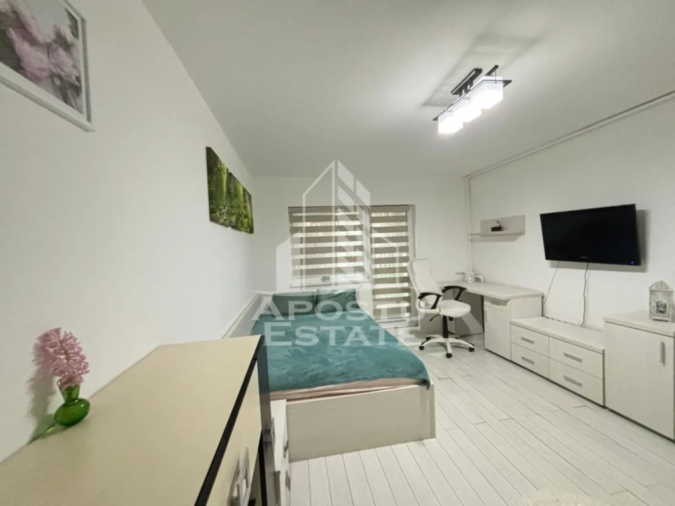 Apartament cu 2 camere,de inchiriat,decomandat , Aradului -Timișoara - Agentia imobiliara APOSTU ESTATE va propune spre inchiriere un apartament cu 2 camere, spatios si luminos, situat in zona Aradului , o zona linistita si bine pozitionata din Timisoara, potrivit pentru cupluri,familii, sau studenti care isi doresc o locuinta unde sa se simta confortabil si cu acces facil catre scoli, statii de autobuz, supermarketuri , magazine de zona, parcuri.

Suprafata utila: 55 mp
Compartimentare eficienta:
-Hol de acces generos
-Bucatarie complet mobilata si utilata, cu loc de luat masa
-Living luminos si spatios
-Dormitor mobilat si utilat
-Baie prevazuta cu cada
-Balocon închis 

Confort si facilitati:
-Incalzirea apartamentului: centrala proprie 
-Apartamentul este complet mobilat si utilat de către proprietar 
Localizare:
-Timis,Timisoara, zona Aradului – acces facil spre magazine, supermarketul Profi , Penny , scoli, facultatea de medicina veterinara ,parcuri si mijloace de transport in comun.

Ideal pentru:
-Familii
-Cupluri
-Studenti

Pret chirie lunara: 530 euro 
Programeaza o vizionare pentru a-ti putea imagina viitorul aici!
ID intern: CP3171934
